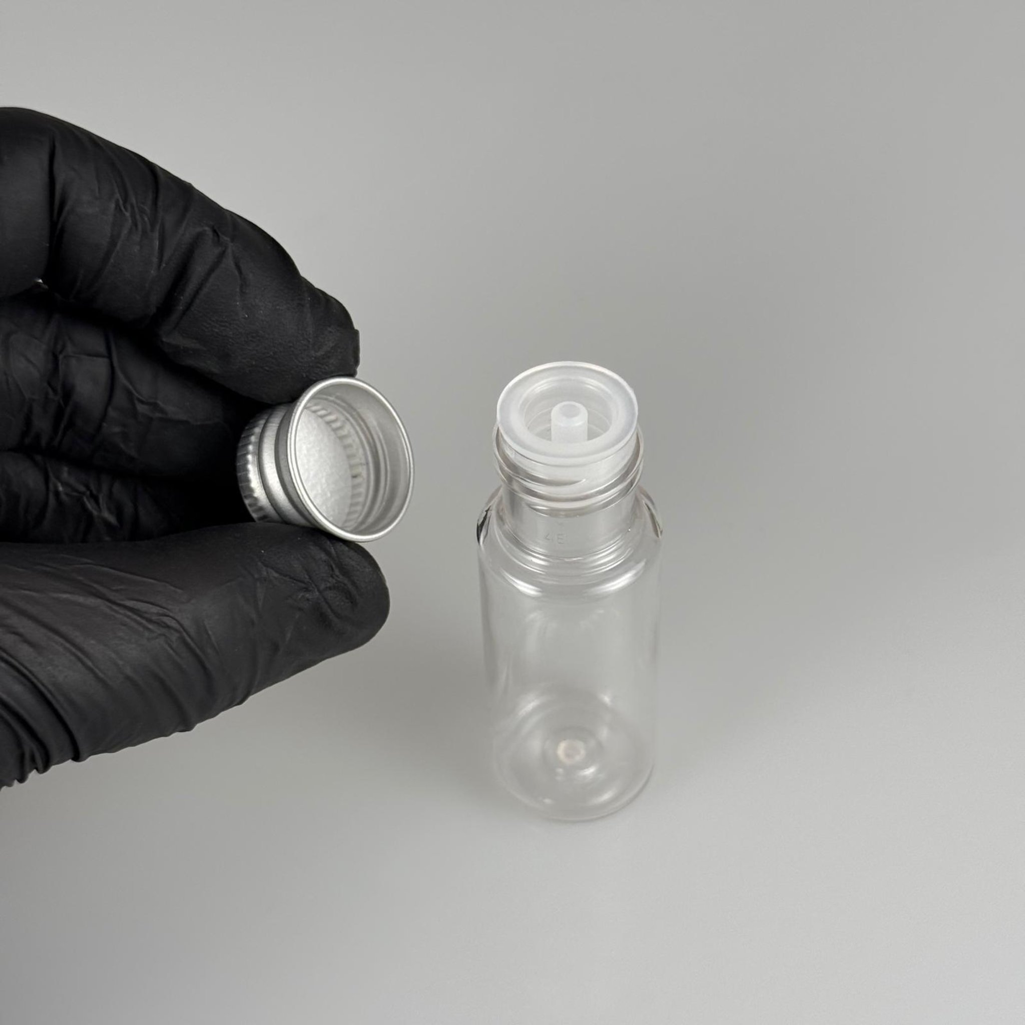 15 CC SİLİNDİR PET ŞİŞE + KÖPÜK CONTALI GÜMÜŞ ALÜMİNYUM METAL KAPAKLI + DAMLALIKLI KOLONYA TIPALI TAKIML - 15 ML ŞEFFAF PET ŞİŞE