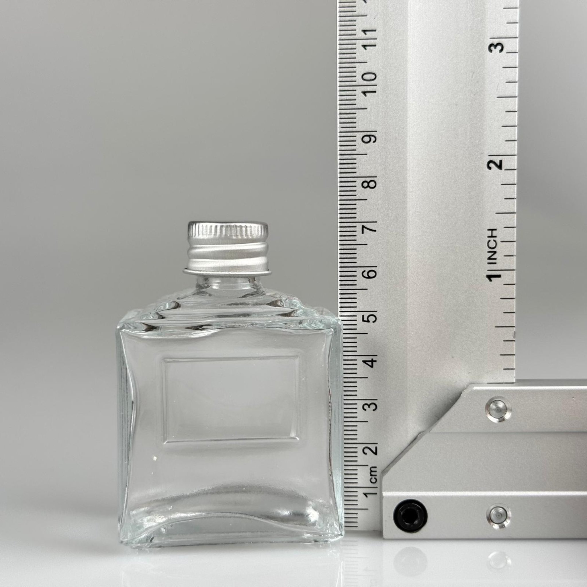 50 CC KÖŞELİ PRİZMA CAM ŞİŞE + GÜMÜŞ ALÜMİNYUM METAL KAPAKLI TAKIM - 50 ML PRESTİJLİ ŞİŞE