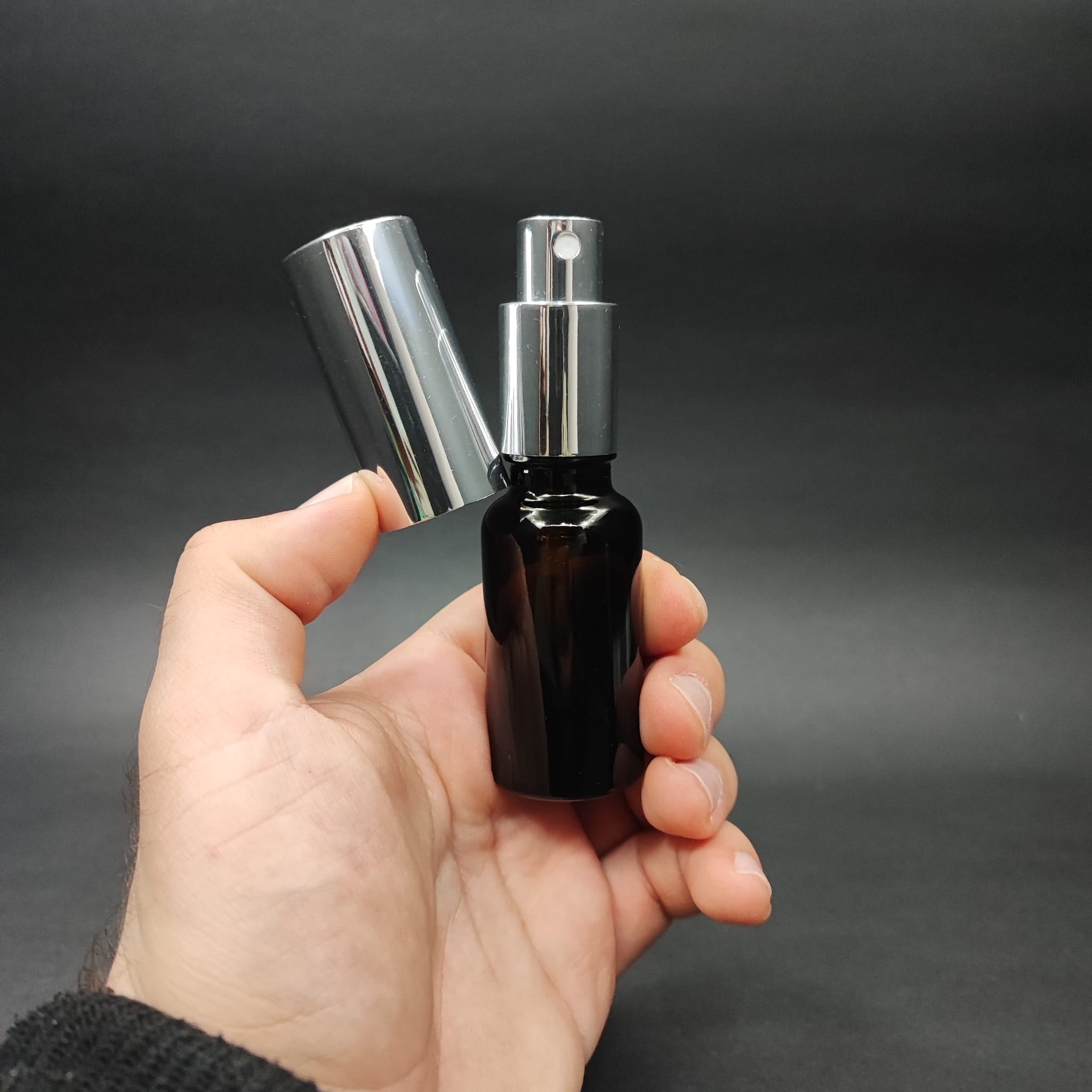 20 ML LÜKS VİDALI VALF ÇEVİRME PARFÜM ŞİŞELERİ - 20 CC KOYU AMBER CAM ŞİŞE - GÜMÜŞ METAL SPREYLİ KAPAKLI SET