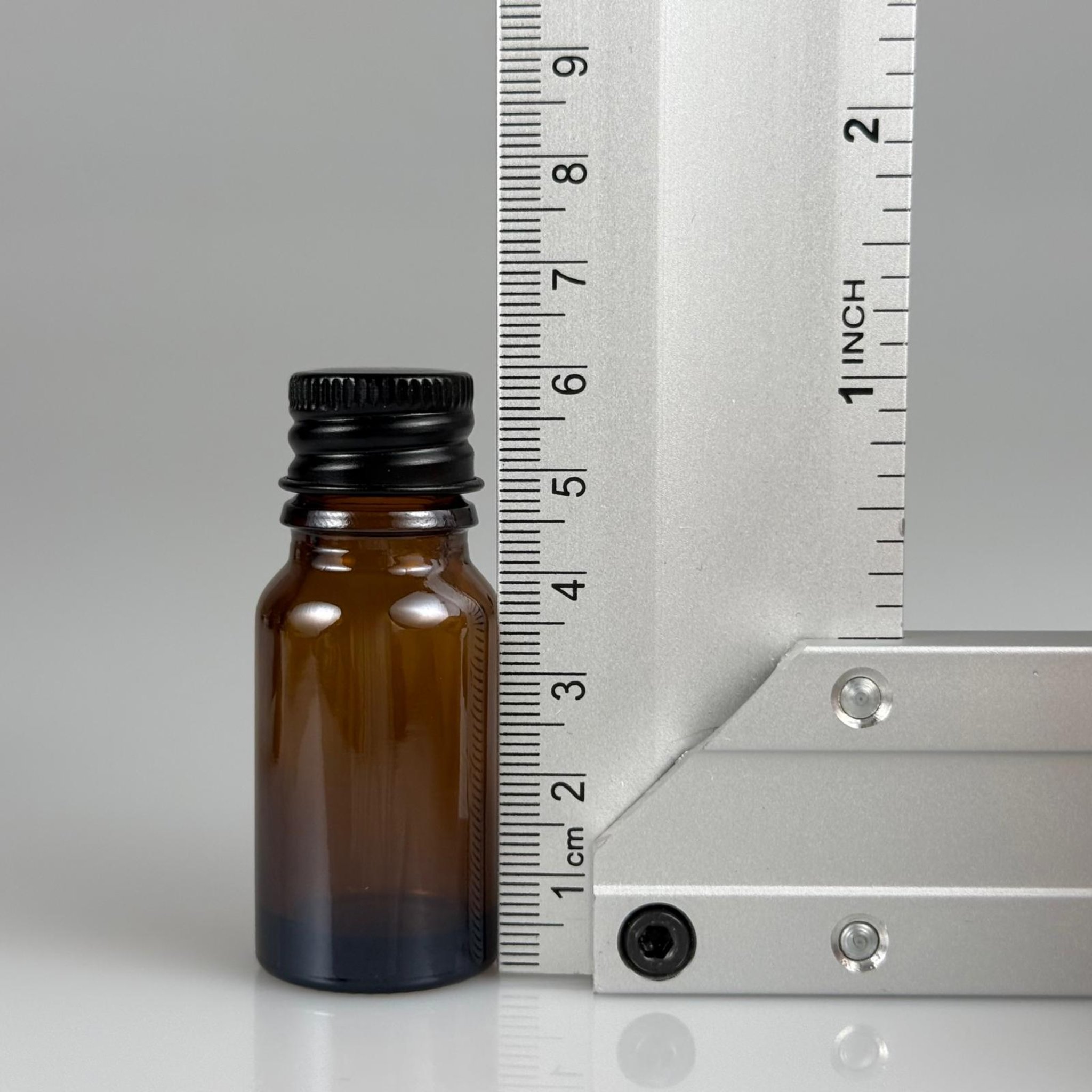 10 CC AMBER CAM ŞİŞE + KÖPÜK CONTALI SİYAH ALÜMİNYUM METAL KAPAKLI + DAMLALIKLI KOLONYA TIPALI TAKIM - 10 ML KAHVERENGİ CAM ŞİŞE