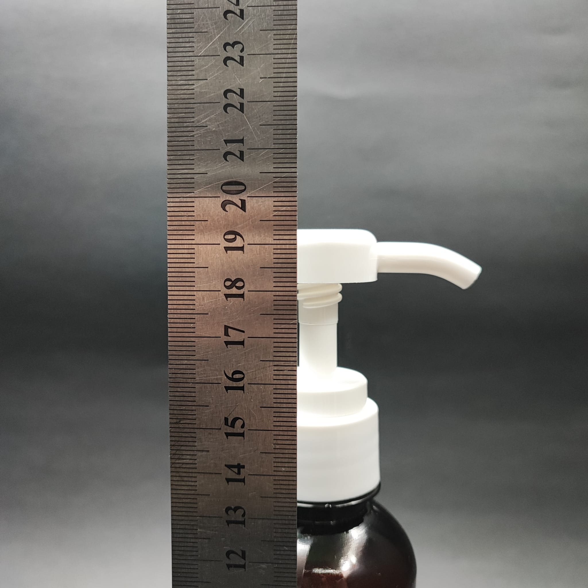 250 CC AMBER PET ŞİŞE - BEYAZ DOZAJ POMPALI (HER BASMADA 4 CC SIVI ATAR)  - 250 ML POMPALI ŞİŞE - ŞURUP, ŞAMPUAN, KREM GİBİ YOĞUN KIVAMLI SIVILARDA KULLANILIR