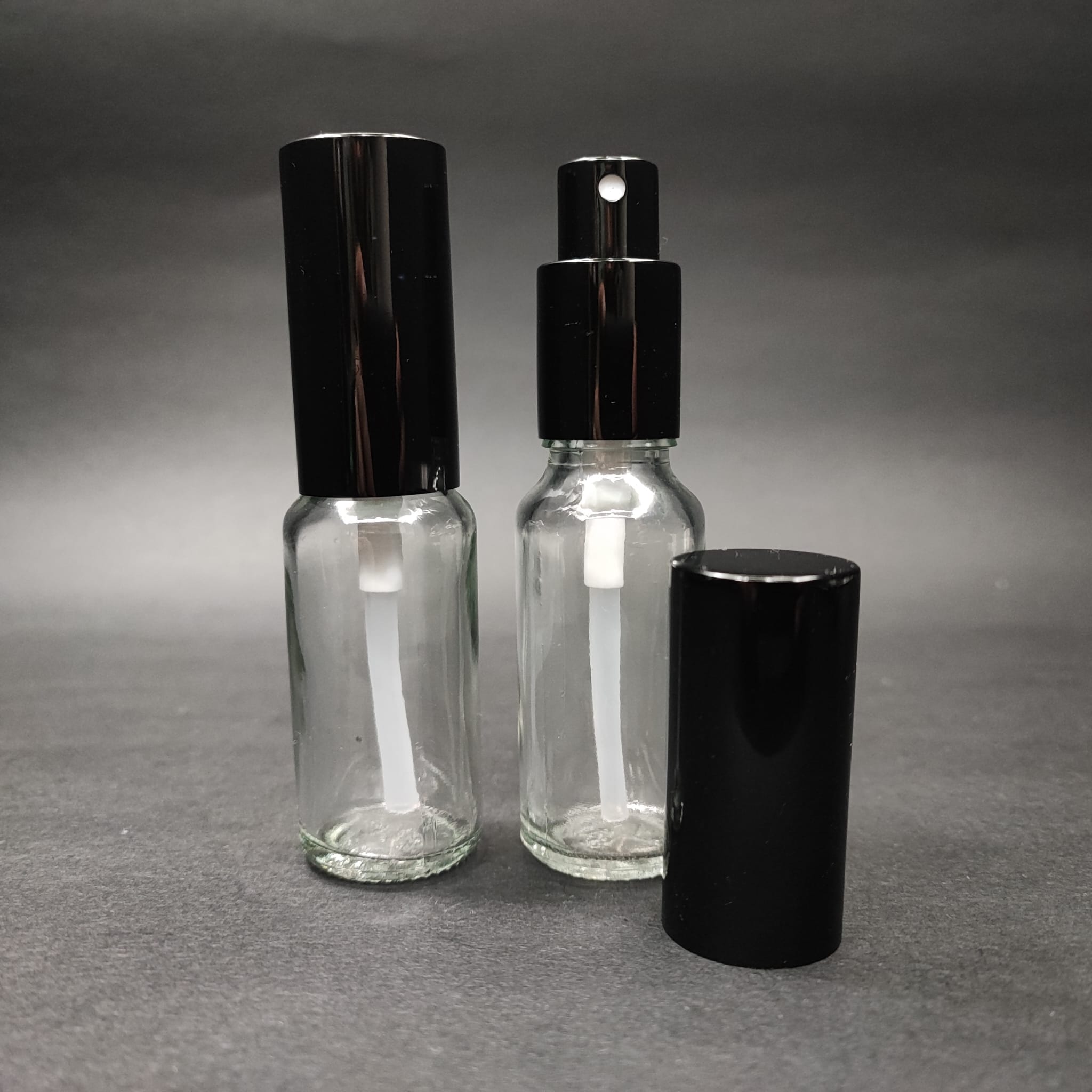 20 ML LÜKS VİDALI VALF ÇEVİRME PARFÜM ŞİŞELERİ - 20 CC ŞEFFAF CAM ŞİŞE - SİYAH METAL SPREYLİ KAPAKLI SET