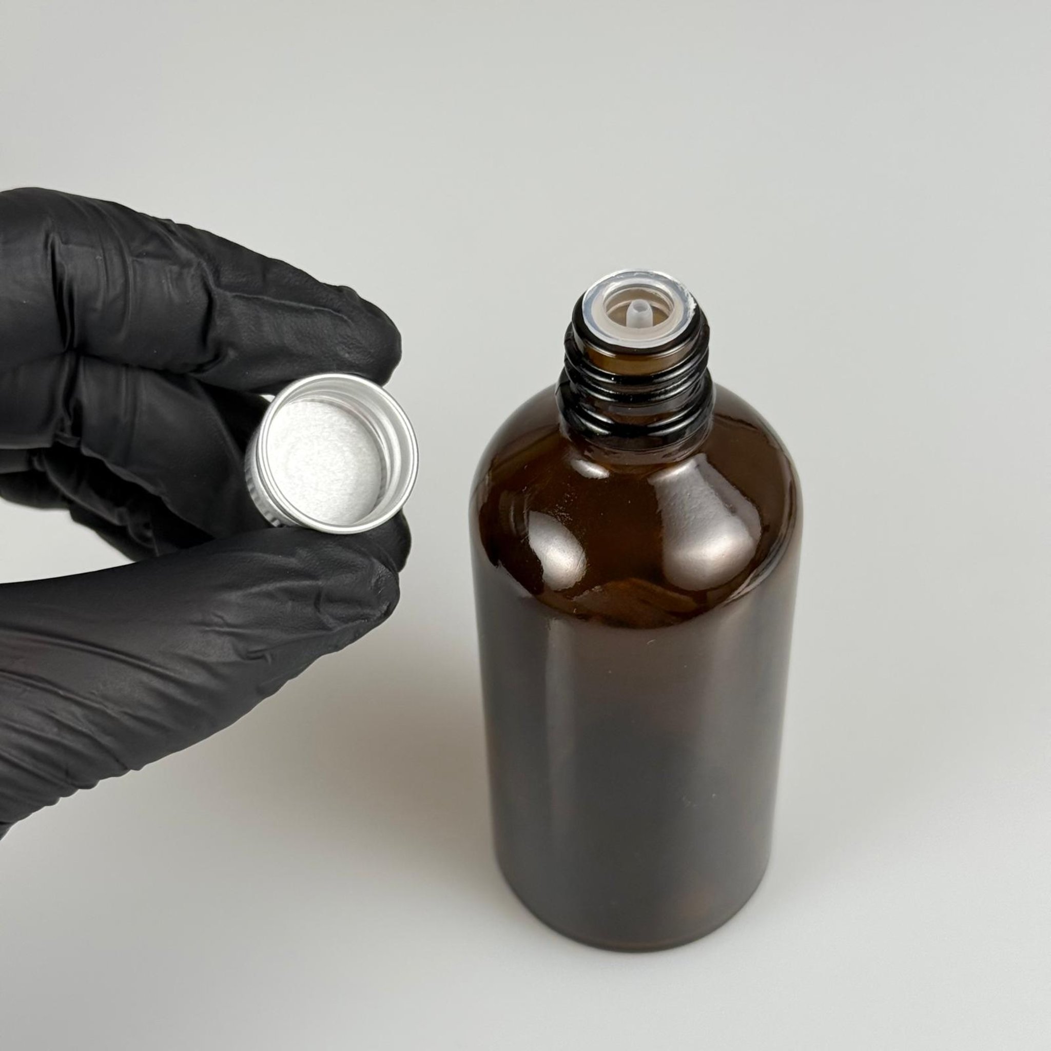 100 CC AMBER CAM ŞİŞE + KÖPÜK CONTALI GÜMÜŞ ALÜMİNYUM METAL KAPAKLI + DAMLALIKLI KOLONYA TIPALI TAKIM - 100 ML KAHVERENGİ CAM ŞİŞE