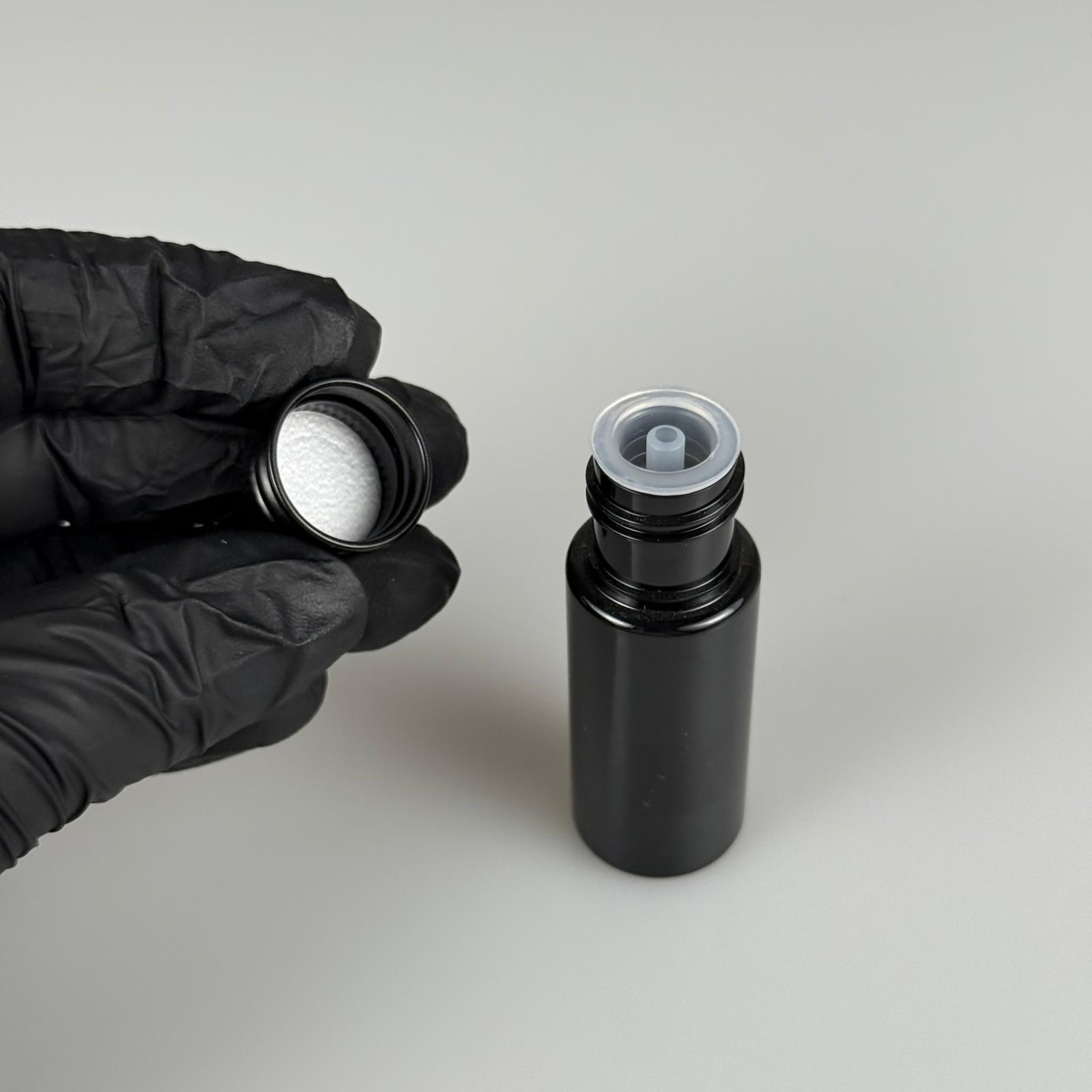 15 CC SİYAH SİLİNDİR PET ŞİŞE + KÖPÜK CONTALI SİYAH ALÜMİNYUM METAL KAPAKLI + DAMLALIKLI KOLONYA TIPALI TAKIML - 15 ML SİYAH PET ŞİŞE