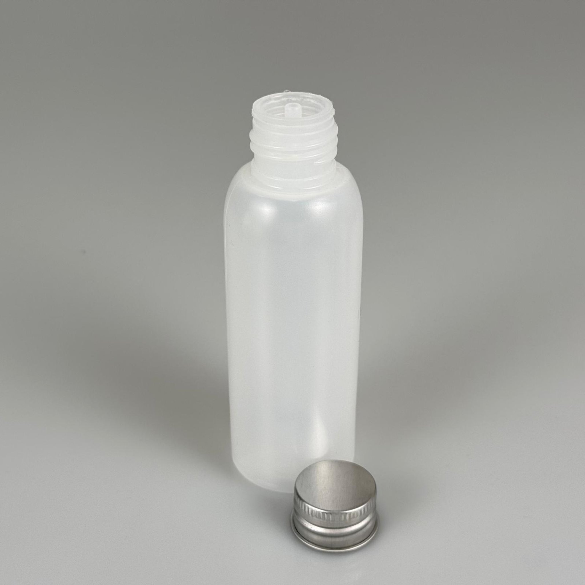 100 ML SIKILABİLİR YUMUŞAK PE POLİETİLEN PLASTİK ASETON ŞİŞESİ ( 24 AĞIZ ) + KÖPÜK CONTALI GÜMÜŞ METAL ALÜMİNYUM KAPAKLI + KOLONYA TIPALI TAKIM - 100 cc sos, yağ, kartuş, mürekkep vb için boş şişeler