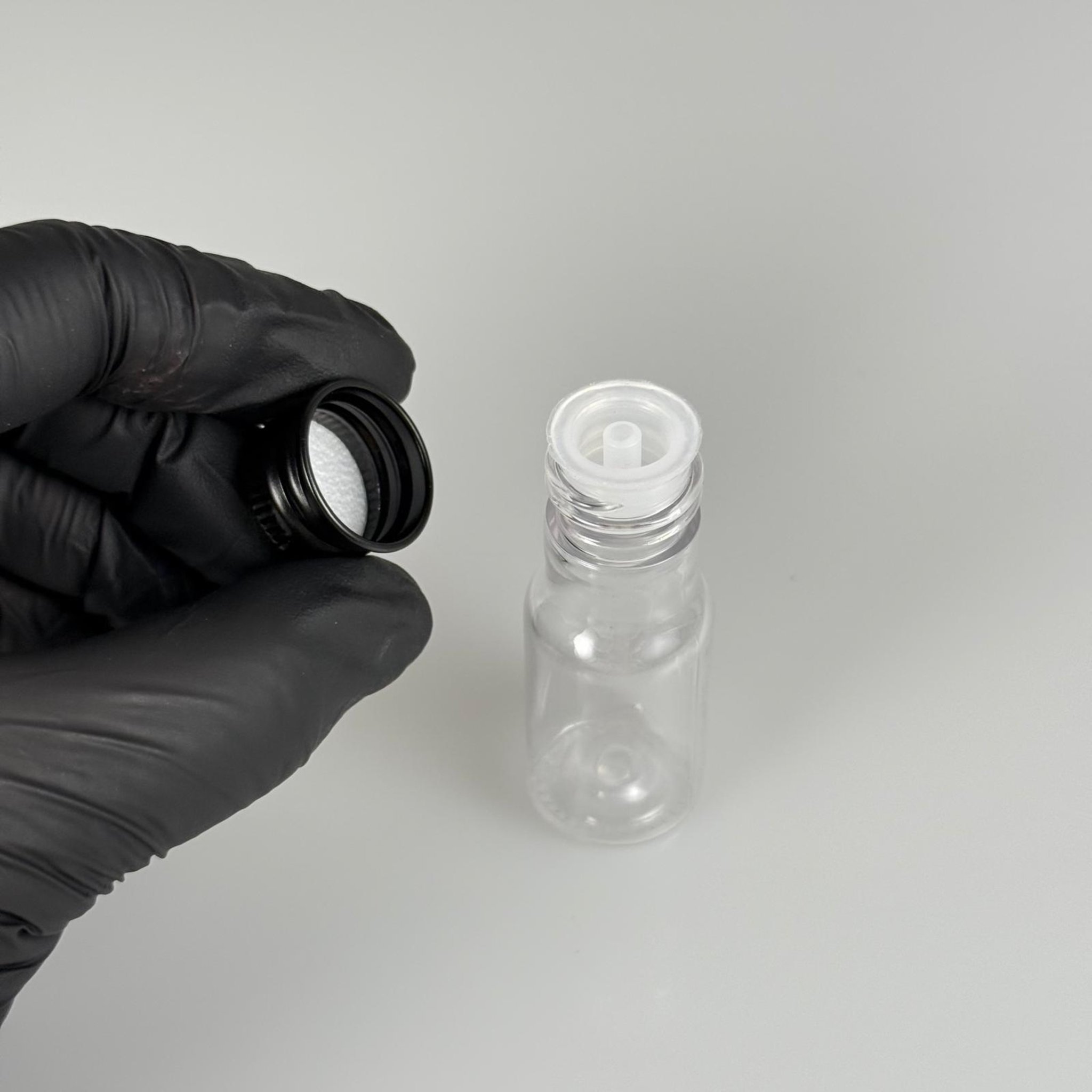 10 CC ŞEFFAF PET ŞİŞE + KÖPÜK CONTALI SİYAH ALÜMİNYUM METAL KAPAKLI + DAMLALIKLI KOLONYA TIPALI TAKIM - 10 ML PLASTİK ŞİŞE (SİLME 15 CC)