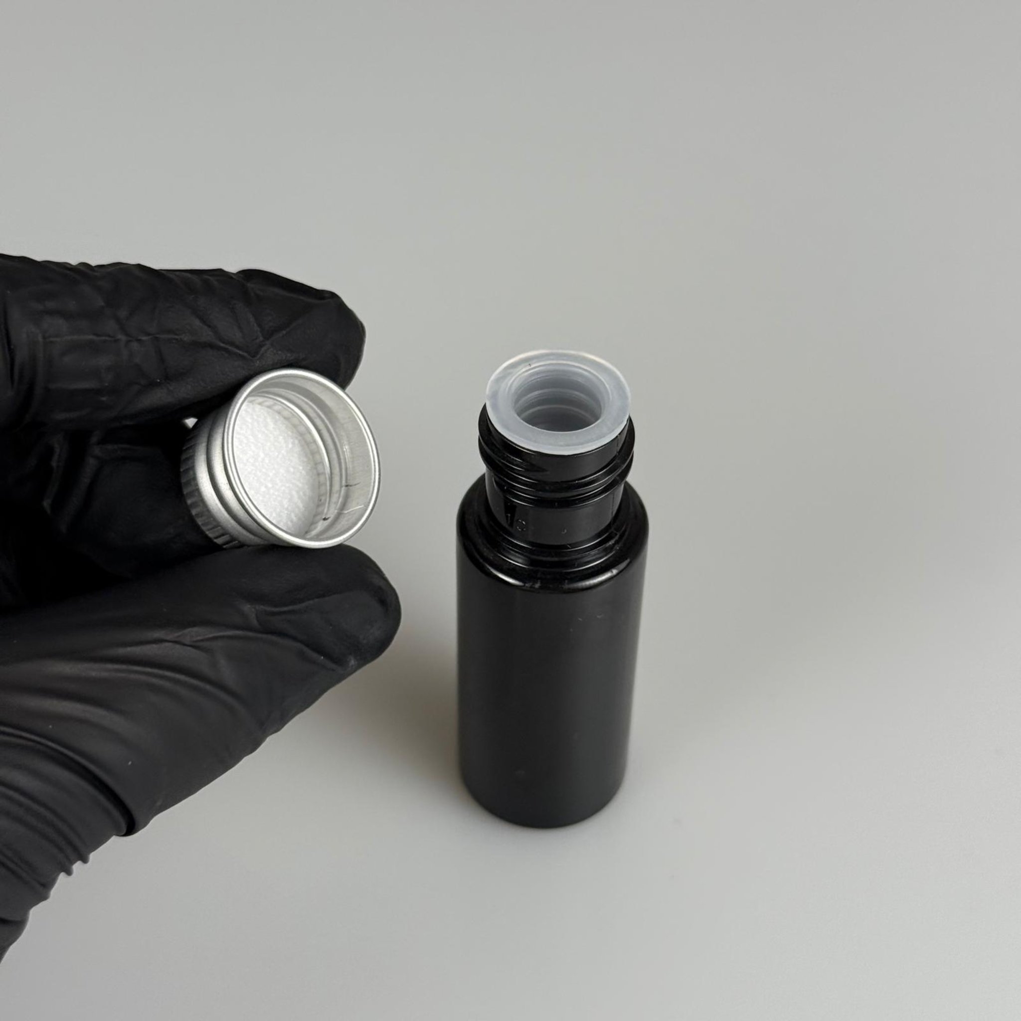 15 CC SİYAH SİLİNDİR PET ŞİŞE + KÖPÜK CONTALI GÜMÜŞ ALÜMİNYUM METAL KAPAKLI + KÖR TIPALI TAKIML - 15 ML SİYAH PET ŞİŞE