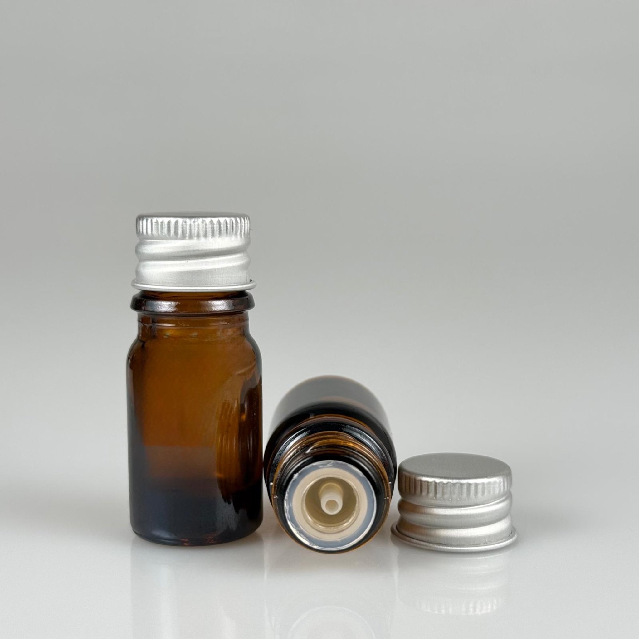 5 CC AMBER CAM ŞİŞE + KÖPÜK CONTALI GÜMÜŞ ALÜMİNYUM METAL KAPAKLI + DAMLALIKLI KOLONYA TIPALI TAKIM - 5 ML KAHVERENGİ CAM ŞİŞE
