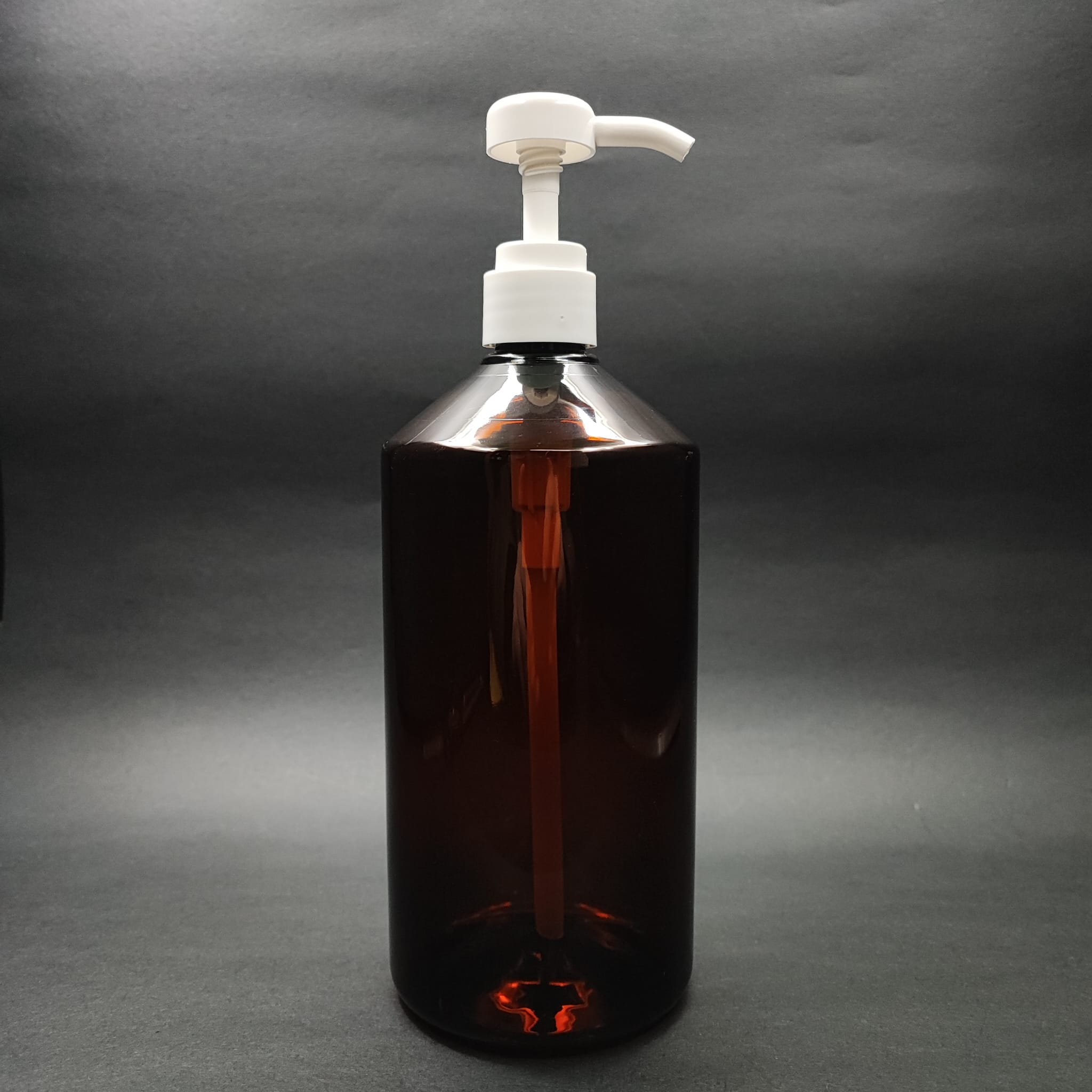1000 CC AMBER PET ŞİŞE - BEYAZ DOZAJ POMPALI (HER BASMADA 4 CC SIVI ATAR) - 1 LT POMPALI ŞİŞE - ŞURUP, ŞAMPUAN, KREM GİBİ YOĞUN KIVAMLI SIVILARDA KULLANILIR