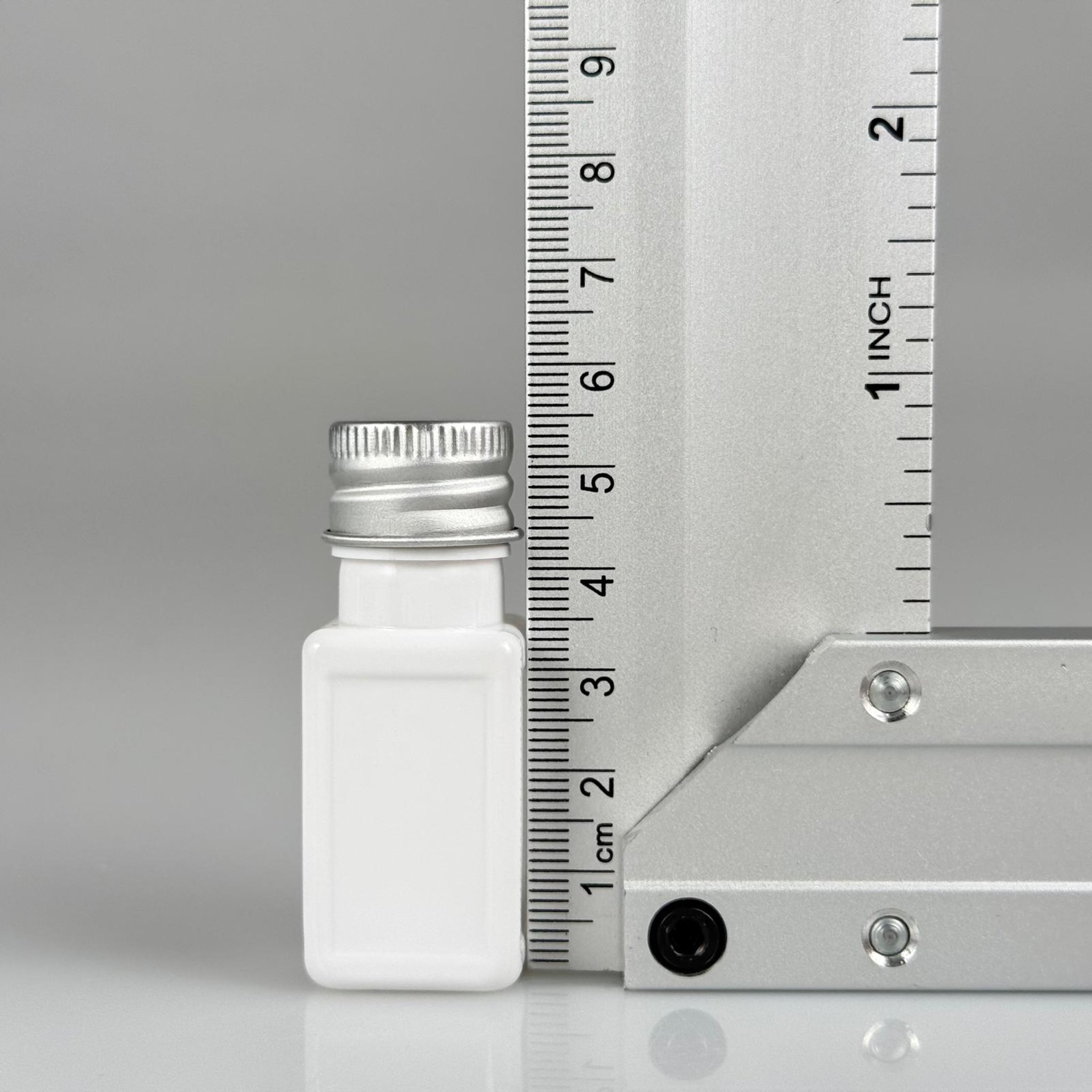 10 CC BEYAZ KARE PET SHOT ŞİŞE - KÖPÜK CONTALI GÜMÜŞ ALÜMİNYUM METAL KAPAKLI + DAMLALIKLI KOLONYA TIPALI TAKIM - 10 ML PLASTİK ŞİŞE