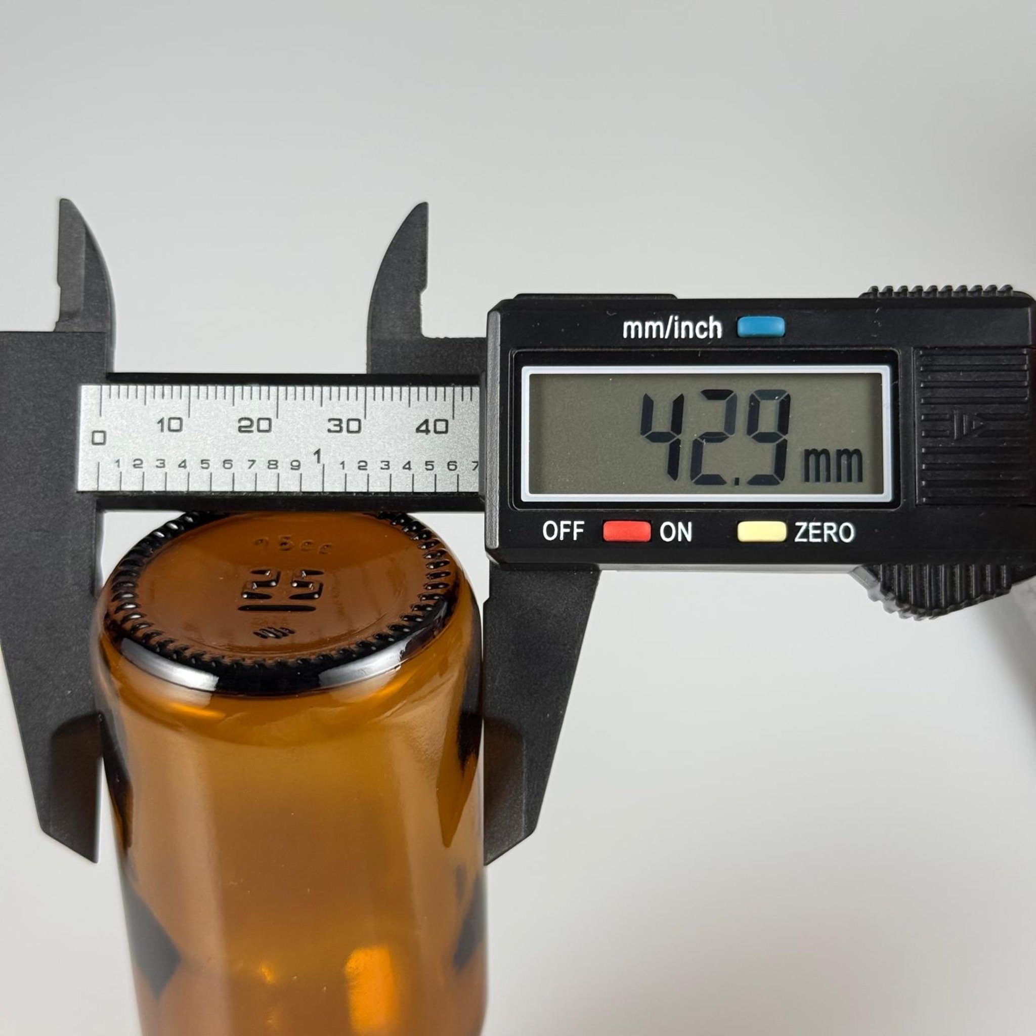 75 CC AMBER ECZA ŞİŞESİ + SİYAH KAPAK + 15 ML ÖLÇEK TAKIM - 75 AĞIZ KAHVERENGİ ŞURUP ŞİŞESİ