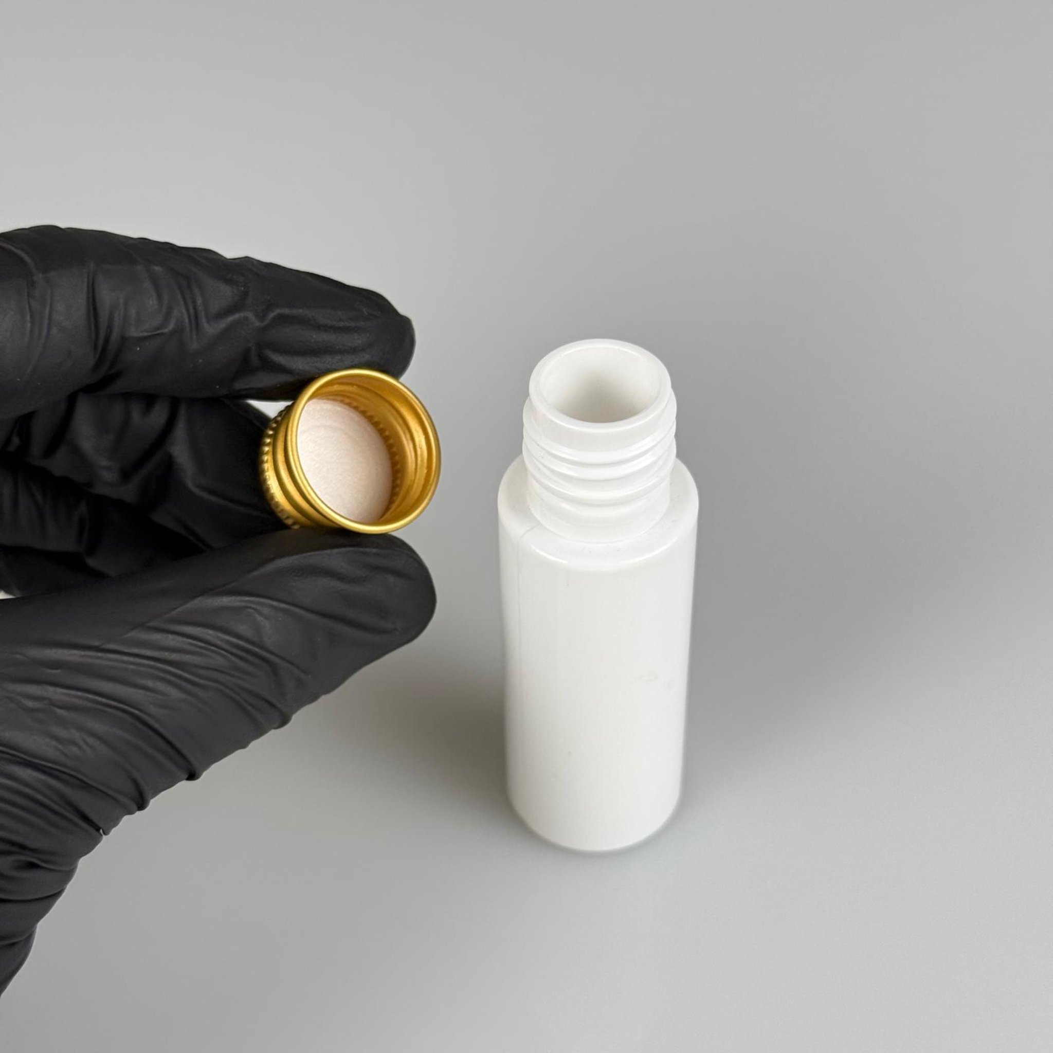 20 CC BEYAZ PET ŞİŞE + KÖPÜK CONTALI GOLD ALÜMİNYUM METAL KAPAKLI TAKIM - 20 ML PLASTİK ŞİŞE