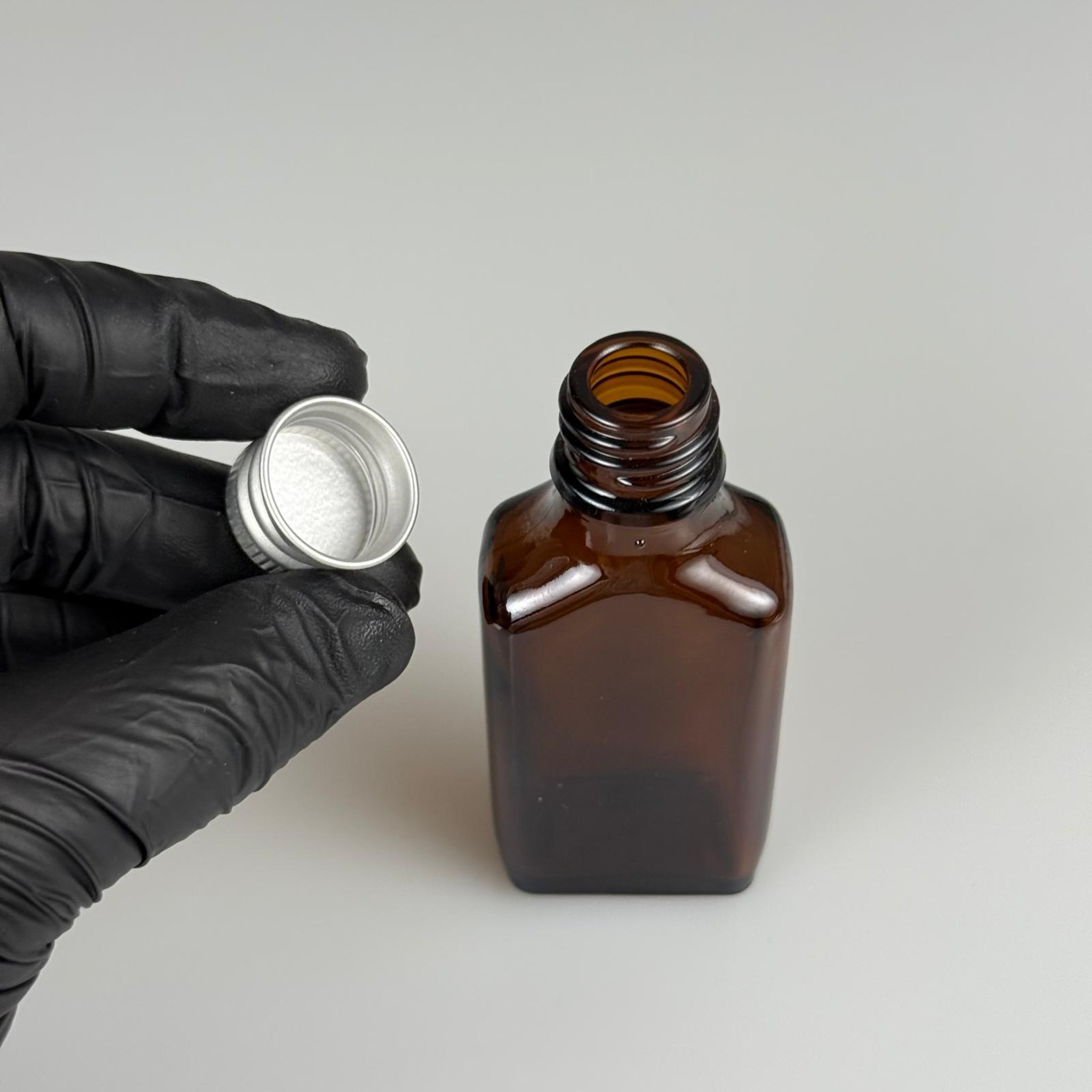 30 CC AMBER YASSI CAM ŞİŞE + GÜMÜŞ ALÜMİNYUM METAL KAPAKLI TAKIM - 30 ML KAHVERENGİ CAM ŞİŞE
