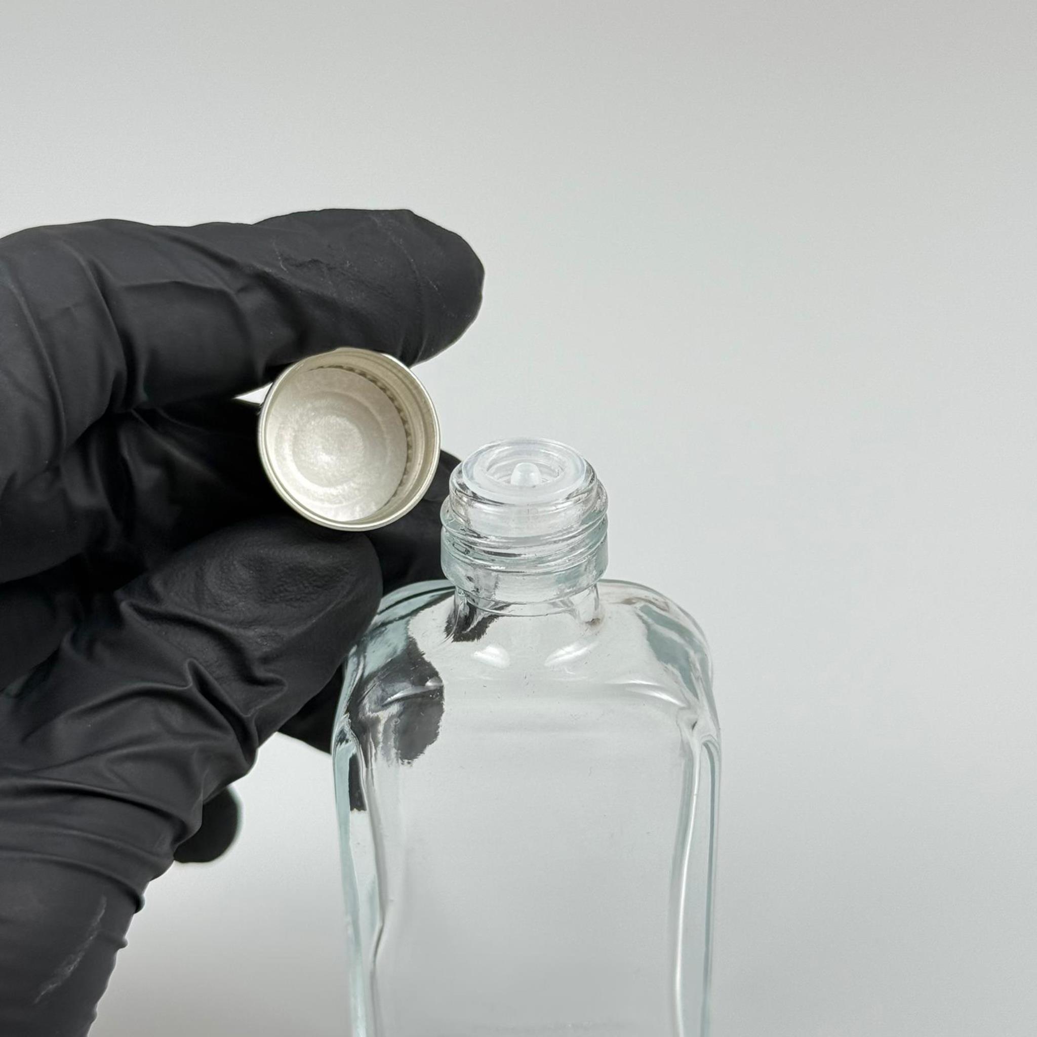 50 CC YASSI DİKDÖRTGEN CAM ŞİŞE - SİYAH METAL KAPAKLI KOLONYA TIPALI - 50 ML PRESTİJLİ ŞİŞE