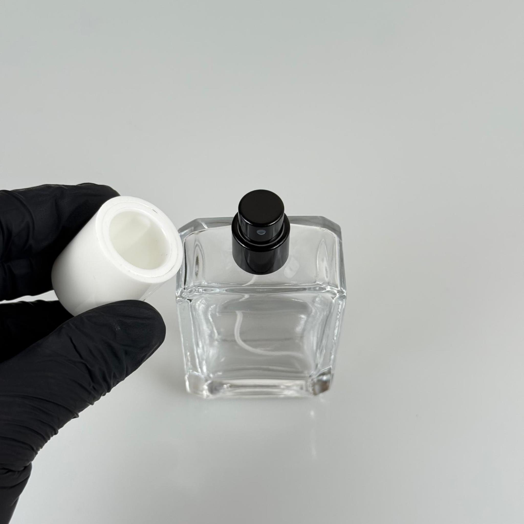 50 ML KÖŞELİ MODEL ANGEL PARFÜM ŞİŞESİ - SİYAH METAL SPREYLİ + BEYAZ KAPAKLI (AĞIZ 15 MM GEÇME KOLAY KAPAMA)