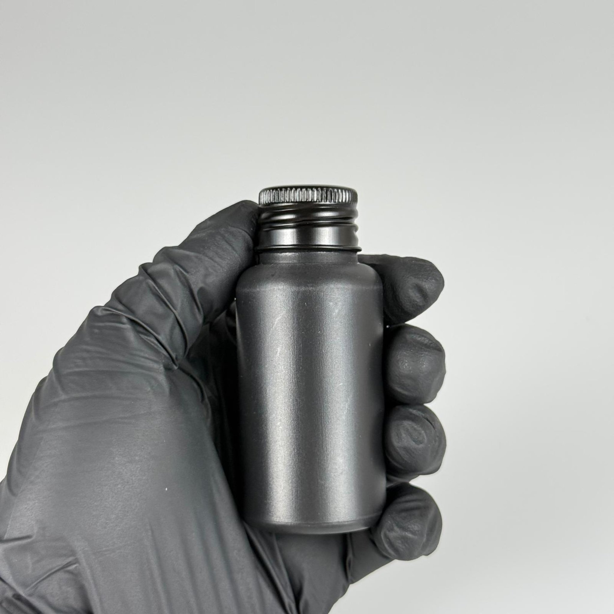 50 CC SİYAH POLİETİLEN PLASTİK ASETON ŞİŞESİ ( 24 AĞIZ ) + KÖPÜK CONTALI SİYAH METAL ALÜMİNYUM KAPAK + KOLONYA TIPALI TAKIM - 50 ML KAPAKLI SİYAH PLASTİK ŞİŞELER