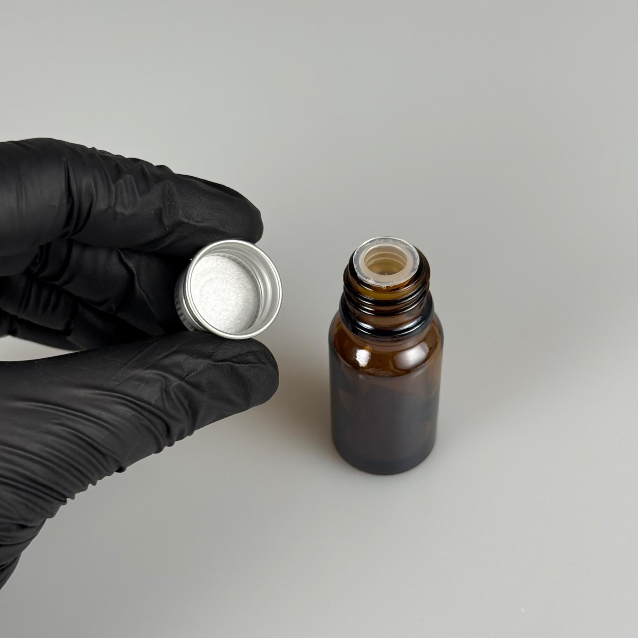 10 CC AMBER CAM ŞİŞE + KÖPÜK CONTALI GÜMÜŞ ALÜMİNYUM METAL KAPAKLI + KÖR TIPALI TAKIM - 10 ML KAHVERENGİ CAM ŞİŞE