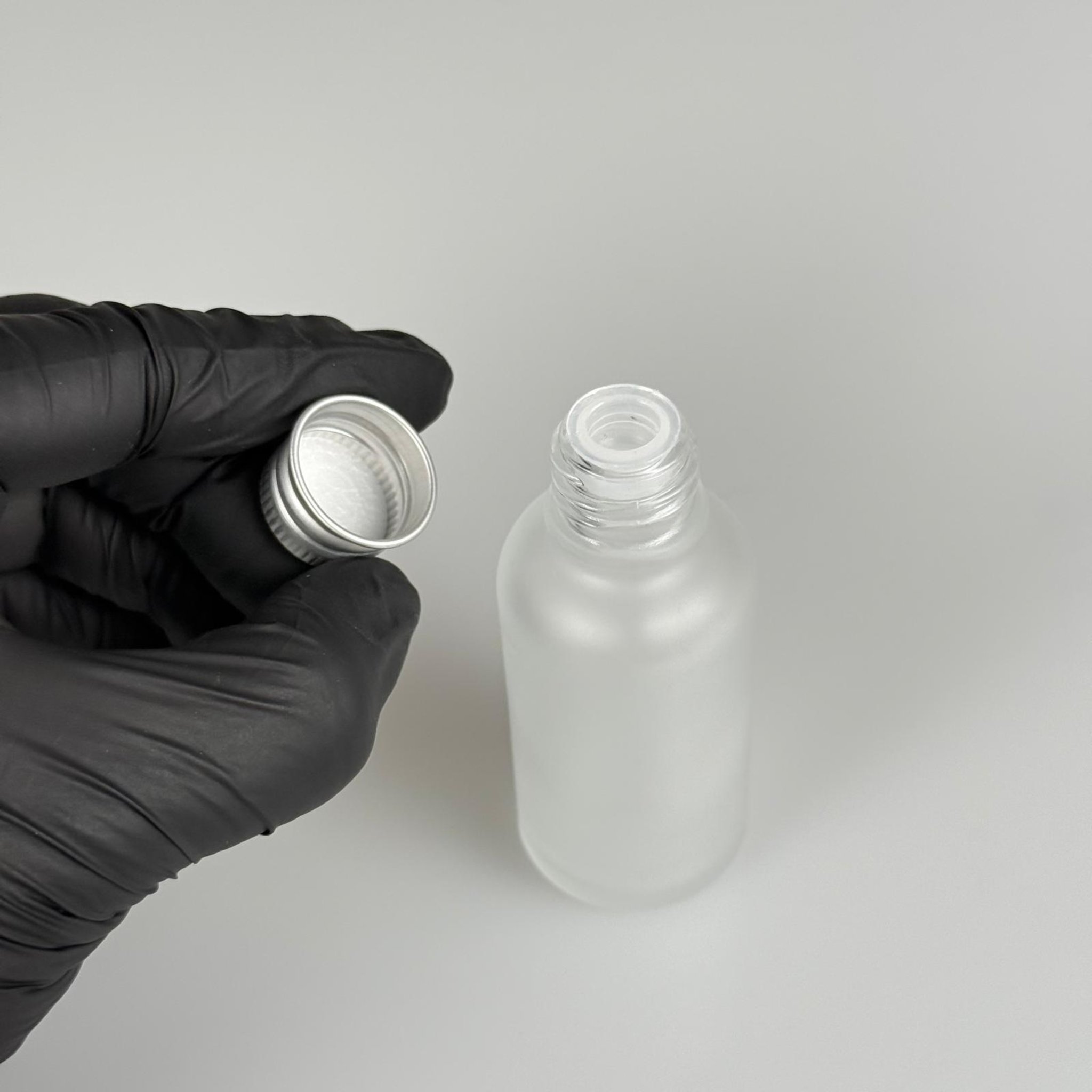 30 CC BUZLU CAM ŞİŞE + KÖPÜK CONTALI GÜMÜŞ ALÜMİNYUM METAL KAPAKLI + KÖR TIPALI TAKIM - 30 ML BUZLU CAM ŞİŞE