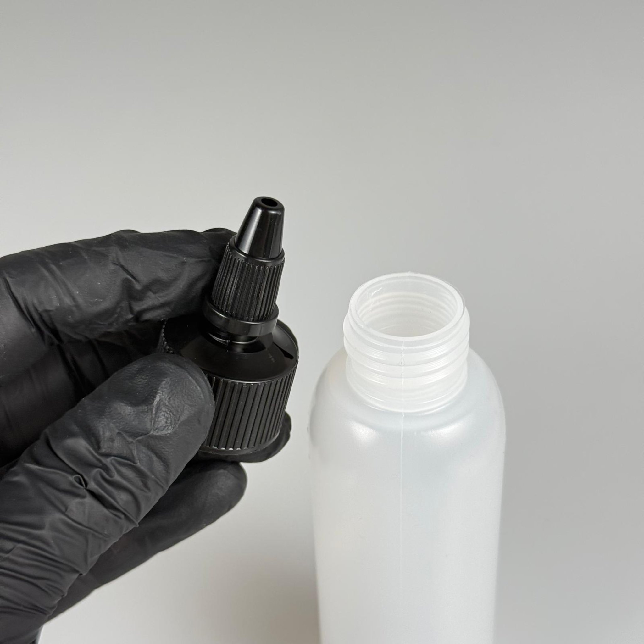 100 ML SIKILABİLİR YUMUŞAK PE POLİETİLEN PLASTİK ŞİŞE - SİYAH TWİST SİVRİ KARTUŞ KAPAKLI - 100 cc sos, yağ, kartuş, mürekkep vb için boş şişeler