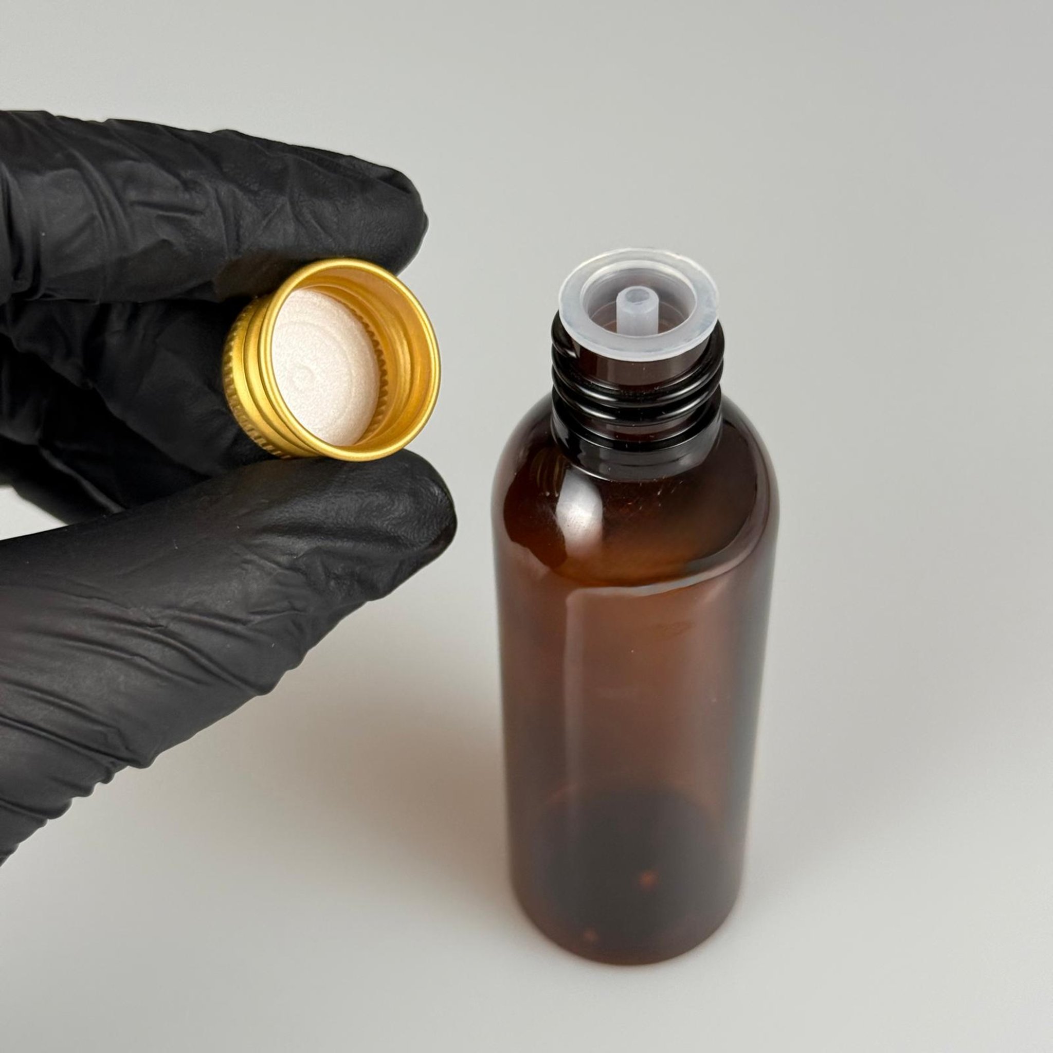 50 CC AMBER SİLİNDİR UZUN MODEL PET ŞİŞE + KÖPÜK CONTALI GOLD ALÜMİNYUM METAL KAPAKLI + DAMLALIKLI KOLONYA TIPALI TAKIM - 50 ML KAHVERENGİ PLASTİK ŞİŞE