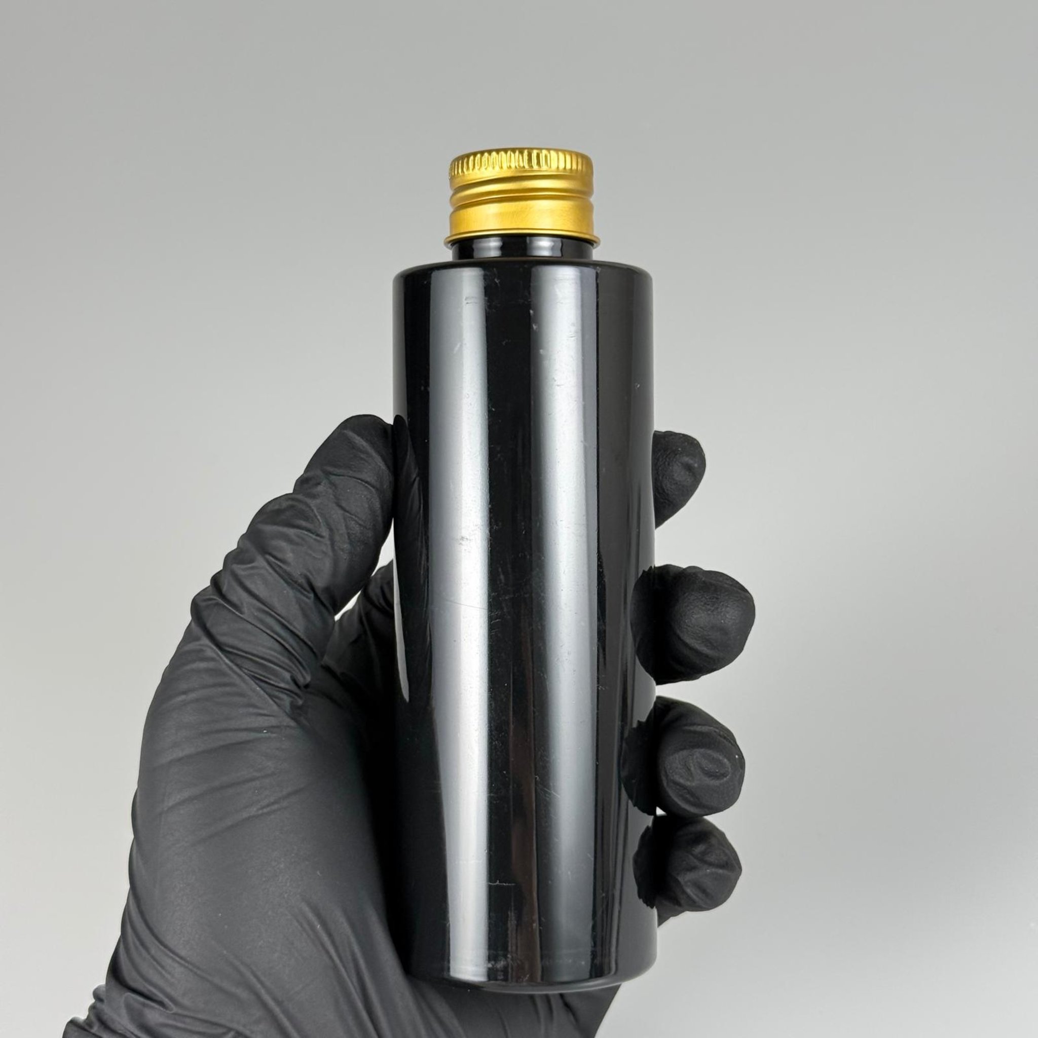 150 CC SİYAH SİLİNDİR MODEL PARLAK SERT PET ŞİŞE (24 AĞIZ) + KÖPÜK CONTALI GOLD METAL ALÜMİNYUM KAPAK TAKIM - 150 ML KAPAKLI SİYAH PET ŞİŞELER