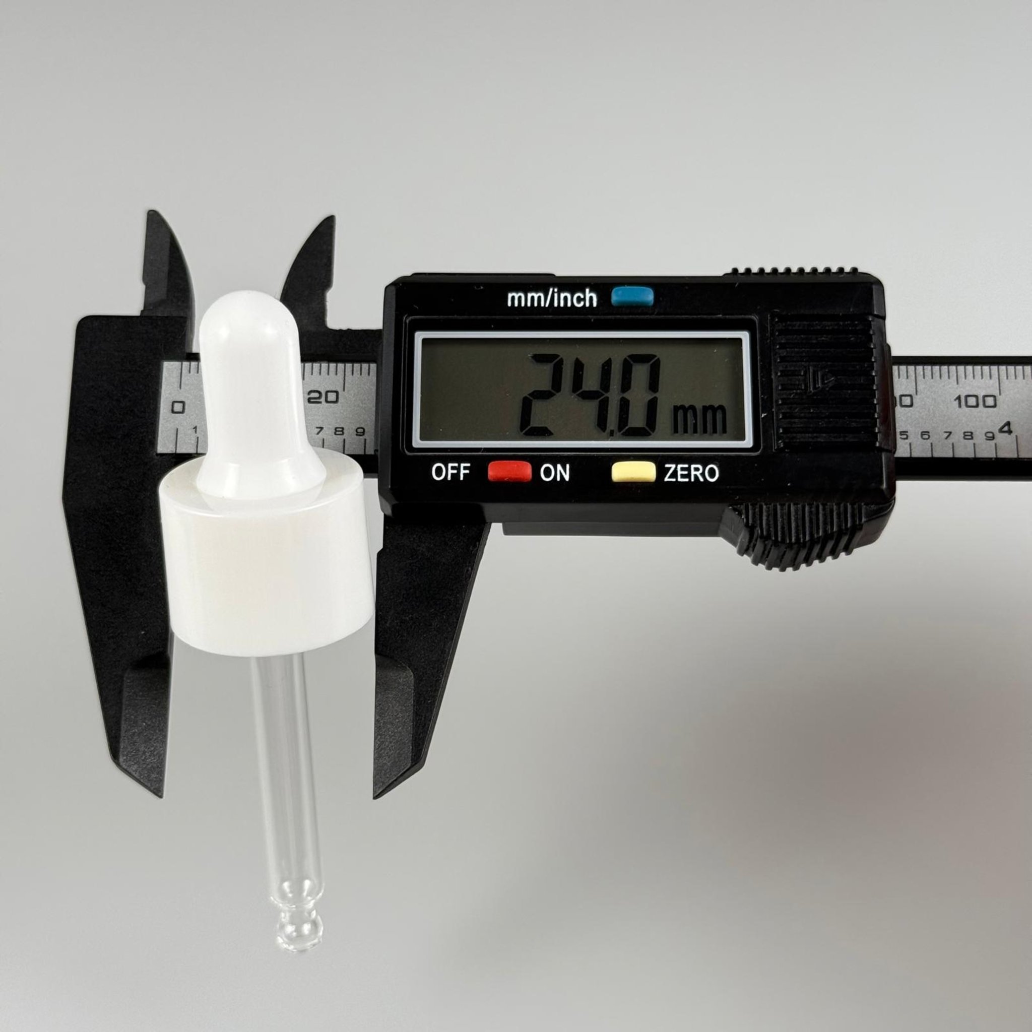 20 MM CAM DAMLALIKLI TAKIM - BEYAZ EMZİK + BEYAZ DELİKLİ PLASTİK KAPAK + 65 MM CAM PİPET - 30 CC OMUZLU SERUM ŞİŞESİ İÇİN
