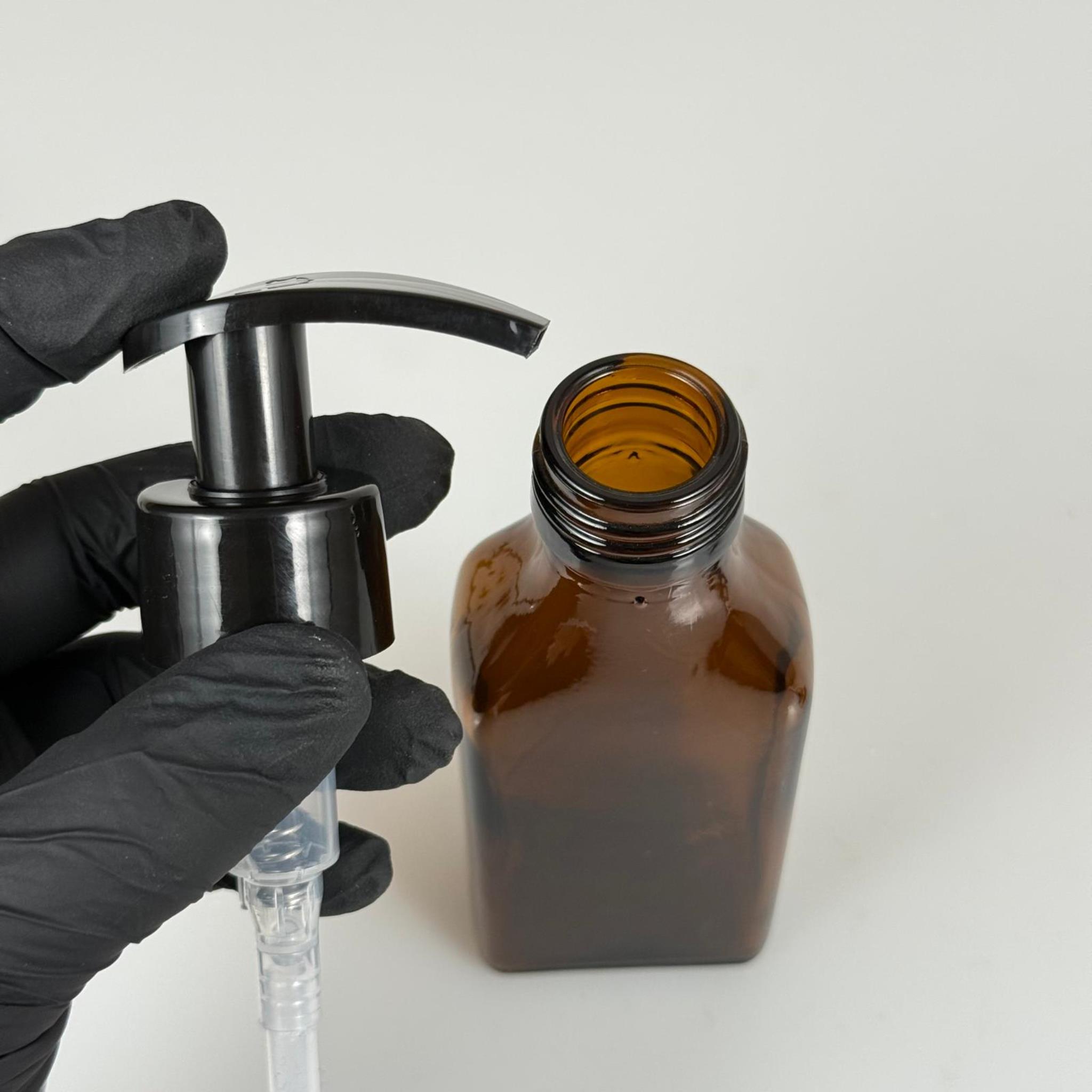 100 CC AMBER YASSI CAM ŞİŞE - SİYAH POMPALI - 100 ML KAHVERENGİ POMPALI ŞİŞE
