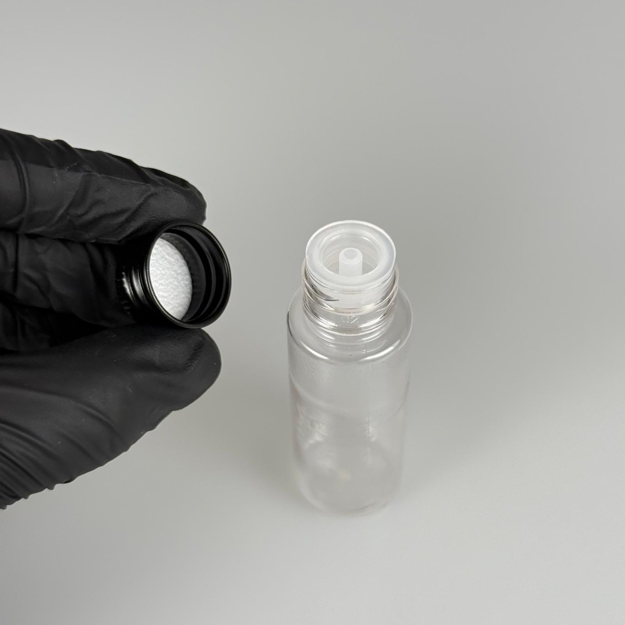 20 CC ŞEFFAF PET SHOT ŞİŞE - KÖPÜK CONTALI SİYAH ALÜMİNYUM METAL KAPAKLI + DAMLALIKLI KOLONYA TIPALI TAKIM - 20 ML PLASTİK ŞİŞE