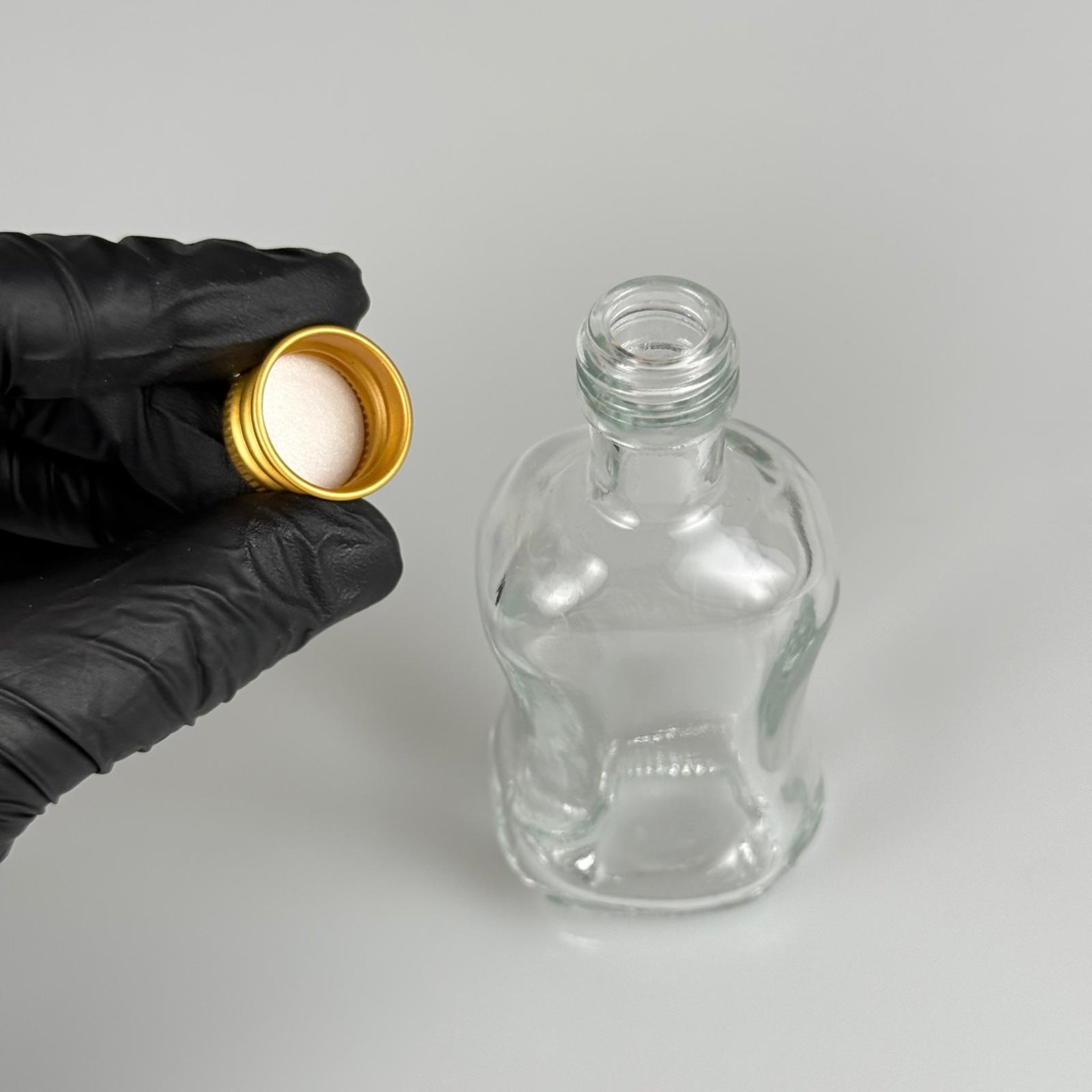 50 CC BOĞAZLI İNCE BELLİ CAM ŞİŞE + GOLD ALÜMİNYUM METAL KAPAKLI TAKIM - 50 ML PRESTİJLİ ŞİŞE