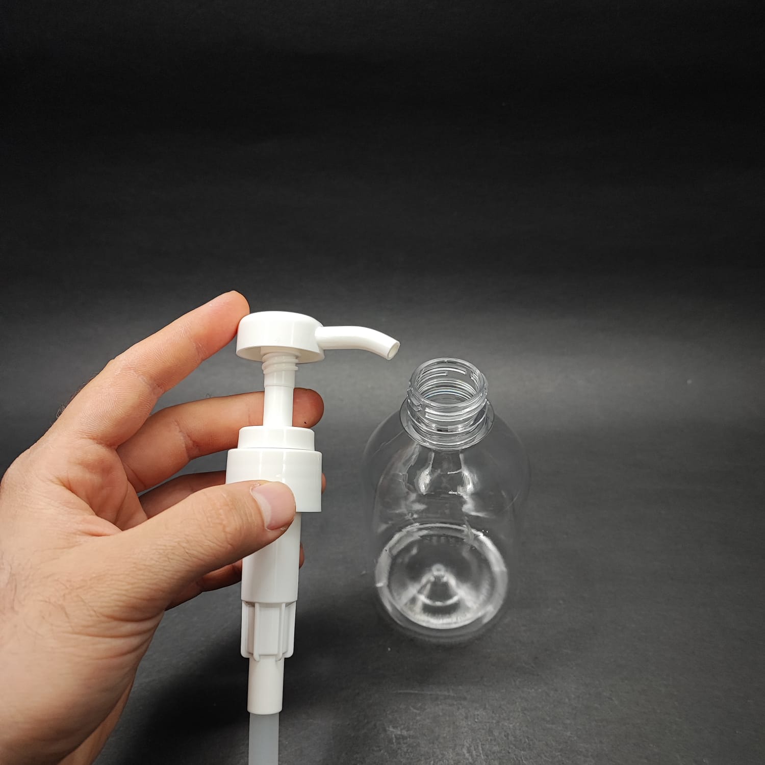 250 CC OVAL PET ŞİŞE + BEYAZ DOZAJ POMPALI (HER BASMADA 4 CC SIVI ATAR) - 250 ML POMPALI ŞİŞE - ŞURUP, ŞAMPUAN, KREM GİBİ YOĞUN KIVAMLI SIVILARDA KULLANILIR