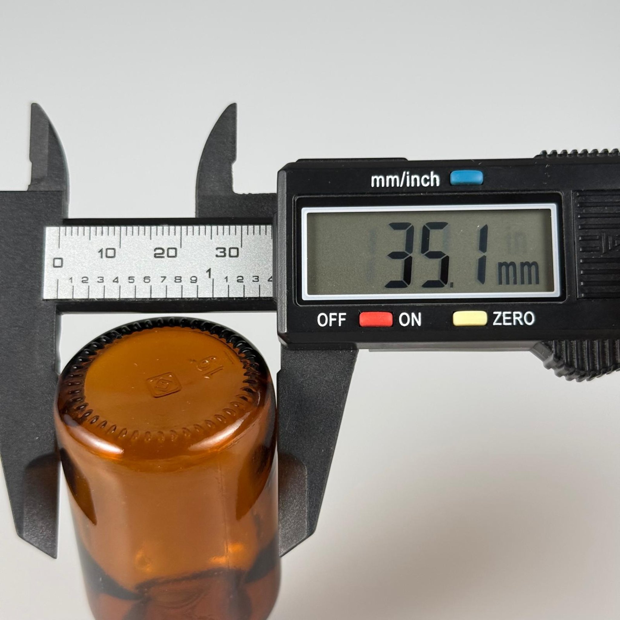 30 CC AMBER CAM ŞİŞE + BEYAZ KİLİTLİ KAPAK + 15 ML ÖLÇEK TAKIM - 30 ML KAHVERENGİ BOŞ ŞURUP ŞİŞESİ (AĞIZ ÇAPI 25 MM) - 30 ML ECZA ŞİŞESİ