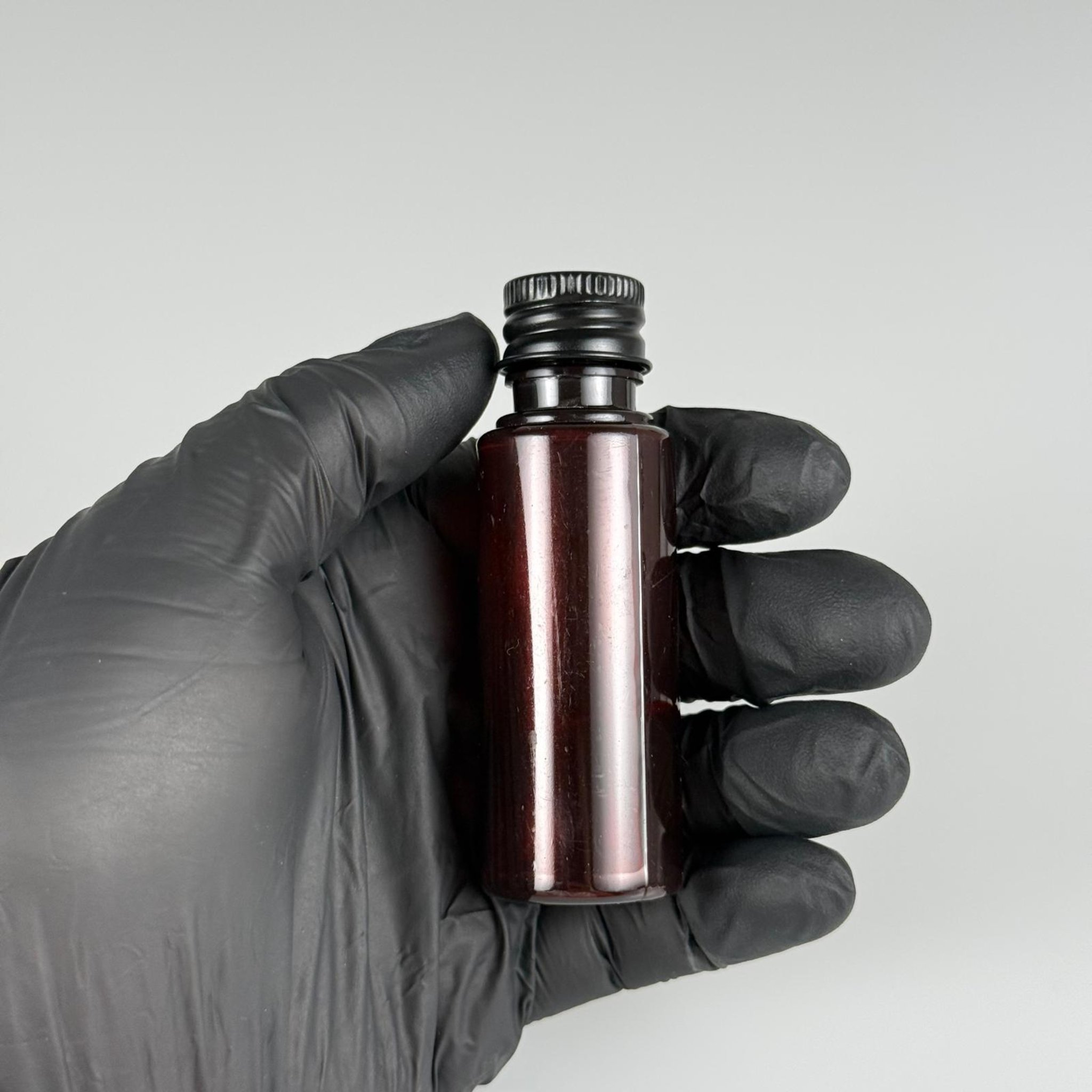 30 CC PET AMBER SHOT ŞİŞE - KÖPÜK CONTALI SİYAH ALÜMİNYUM METAL KAPAKLI + DAMLALIKLI KOLONYA TIPALITAKIM - 30 ML KAHVERENGİ PLASTİK ŞİŞE