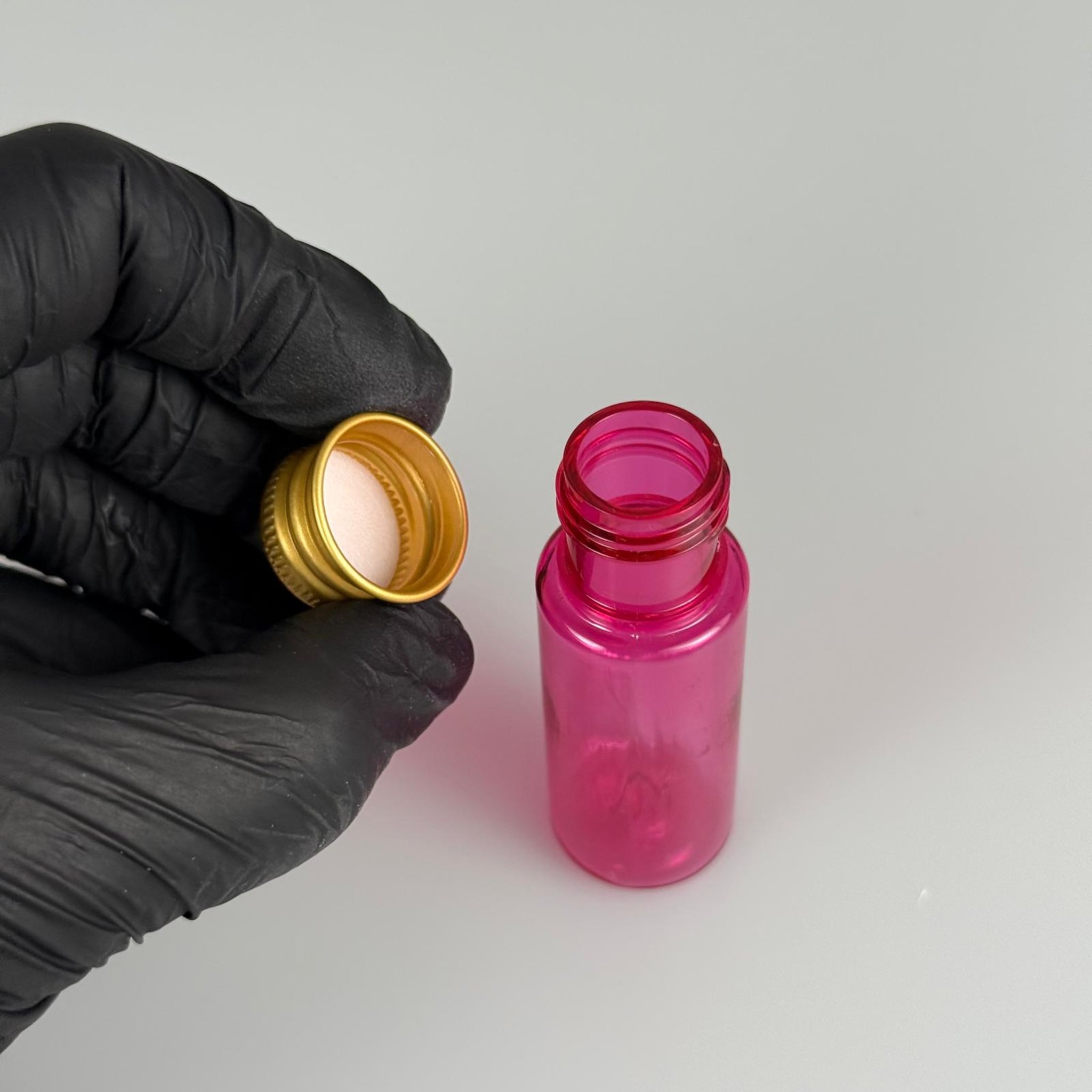 15 CC SİLİNDİR PEMBE PET ŞİŞE + KÖPÜK CONTALI GOLD ALÜMİNYUM METAL KAPAKLI TAKIML - 15 ML PEMBE PET ŞİŞE