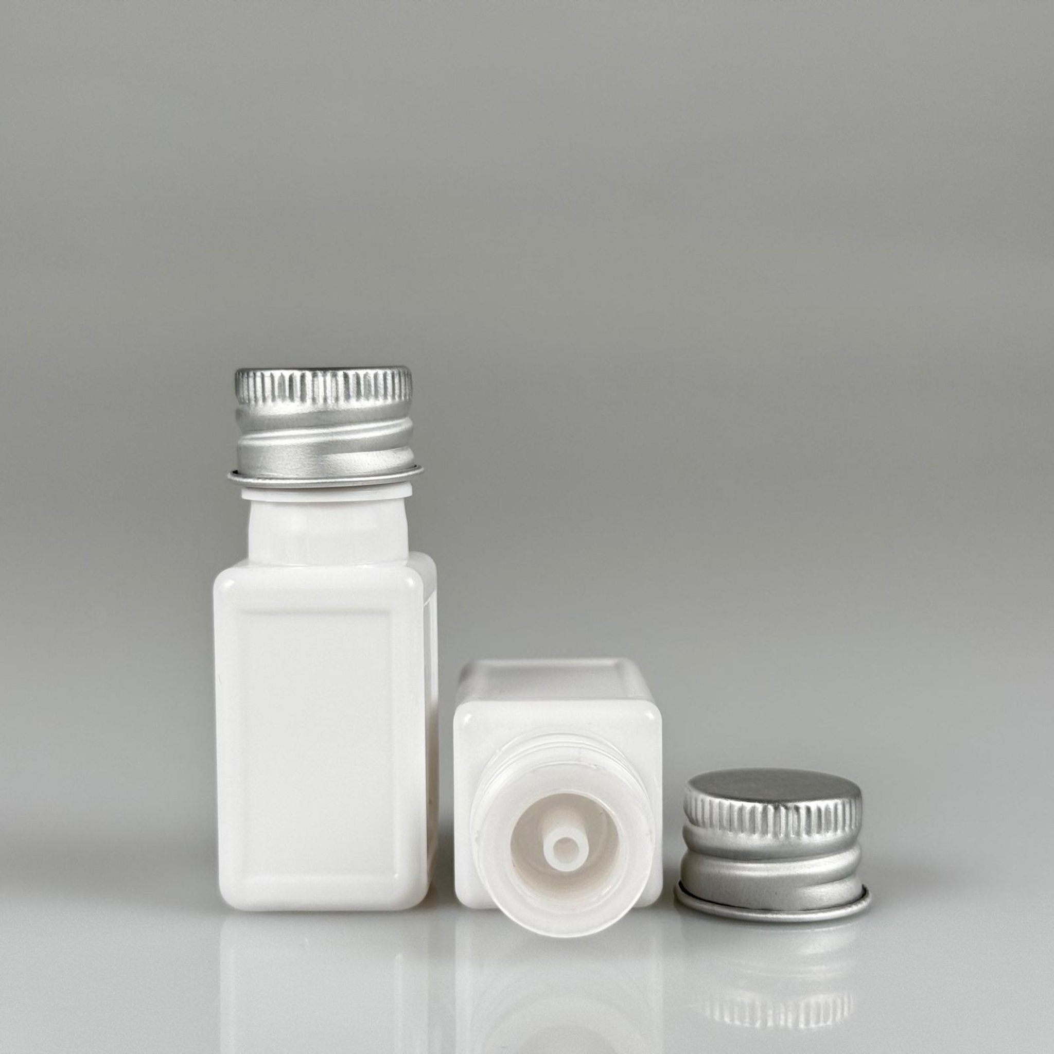 10 CC BEYAZ KARE PET SHOT ŞİŞE - KÖPÜK CONTALI GÜMÜŞ ALÜMİNYUM METAL KAPAKLI + DAMLALIKLI KOLONYA TIPALI TAKIM - 10 ML PLASTİK ŞİŞE
