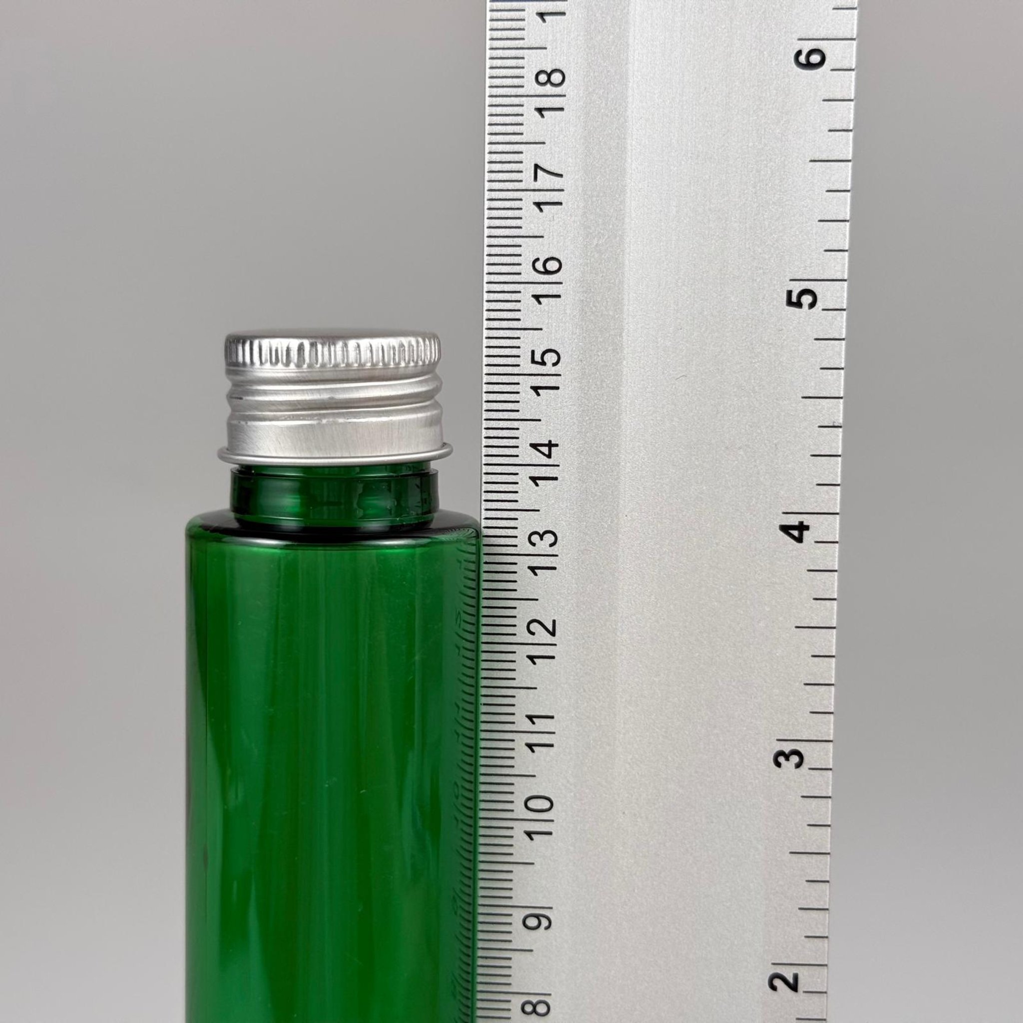 100 CC UZUN SİLİNDİR YEŞİL PET ŞİŞE (24 GR - 24 AĞIZ ) + KÖPÜK CONTALI GÜMÜŞ METAL ALÜMİNYUM KAPAK + KOLONYA TIPALI TAKIM - 100 ML BİBERİYE SUYU, LAVANTA YAĞI, SAÇ SERUM, TONİK VB İÇİN PLASTİK KOZMETİK AMBALAJLARI