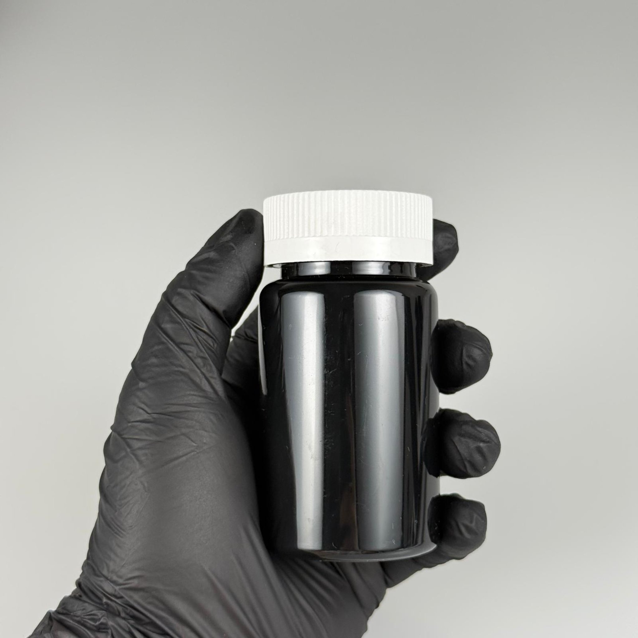 100 ML ÇOCUK KİLİT KAPAKLI TABLET ŞİŞESİ  - 100 CC SİYAH PET KAVANOZ + 38 MM BEYAZ ÇOCUK KİLİTLİ KAPAK TAKIM -  KAPSÜL KUTUSU - İLAÇ ŞİŞESİ - MEDİKAL HAP ŞİŞESİ - FARMASÖTİK KAVANOZ