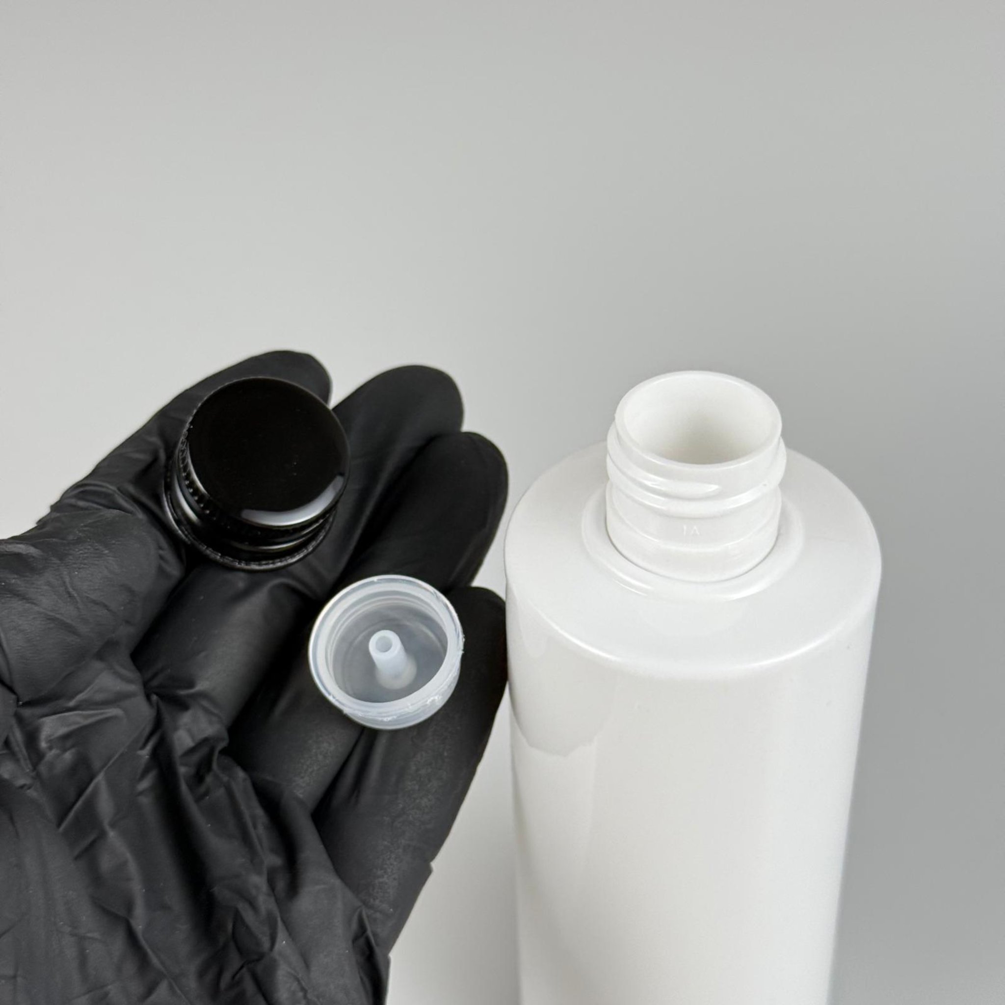 200 CC BEYAZ SİLİNDİR KESKİN KÜT MODEL SERT PLASTİK ŞİŞE (27 GR - 24 AĞIZ ) + KÖPÜK CONTALI SİYAH METAL ALÜMİNYUM KAPAKLI + KOLONYA TIPALI TAKIM - 200 CC KAPAKLI BEYAZ PET ŞİŞELER