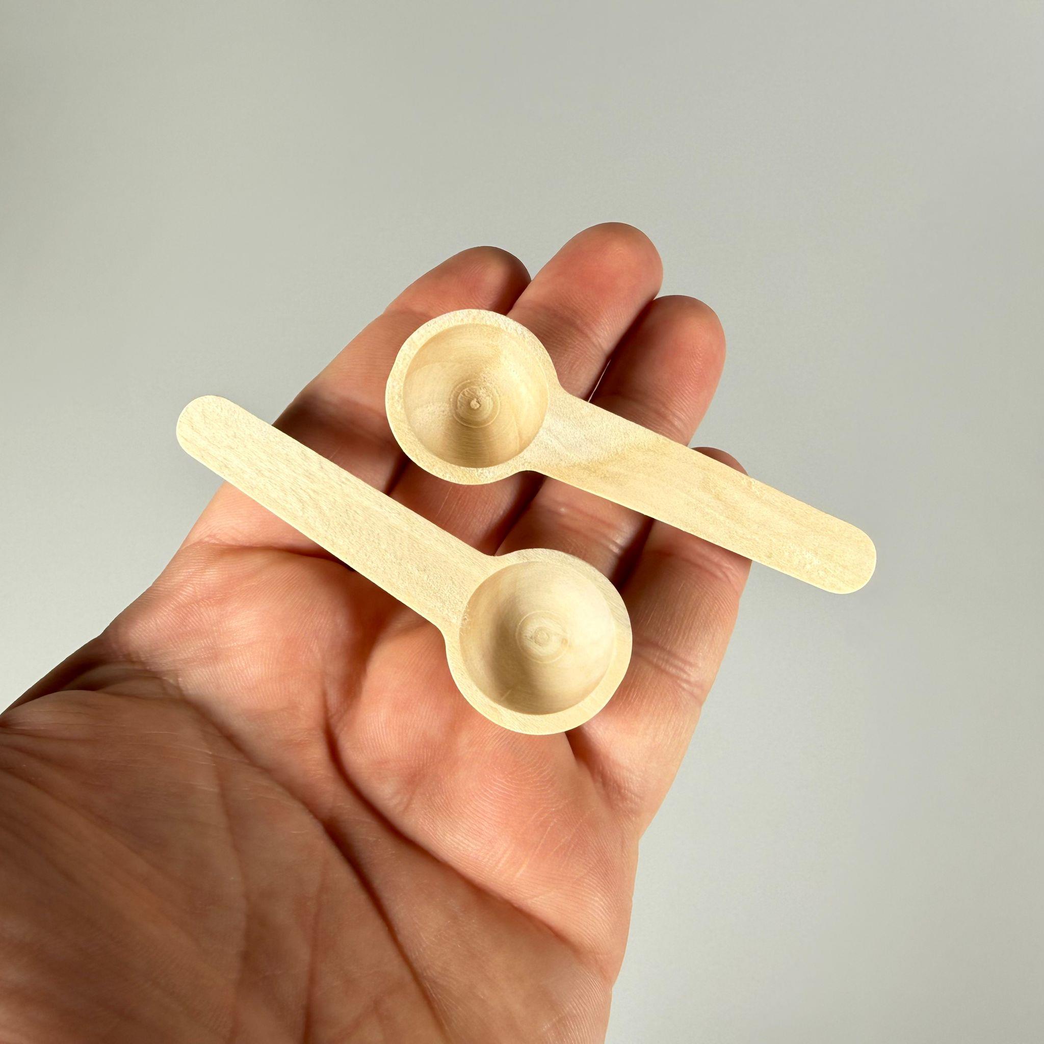 SAPLI BAMBU AHŞAP ÖLÇEK - 2 ML - SAPLI ÖLÇÜ KAŞIĞI - ŞURUP ÖLÇEĞİ - TOZ ÖLÇEĞİ - KİMYASAL ÖLÇEK - TOZ ŞEKER KAŞIĞI - PULBİBER KEKİK BAHARAT KAŞIĞI VB İÇİN KULLANILIR