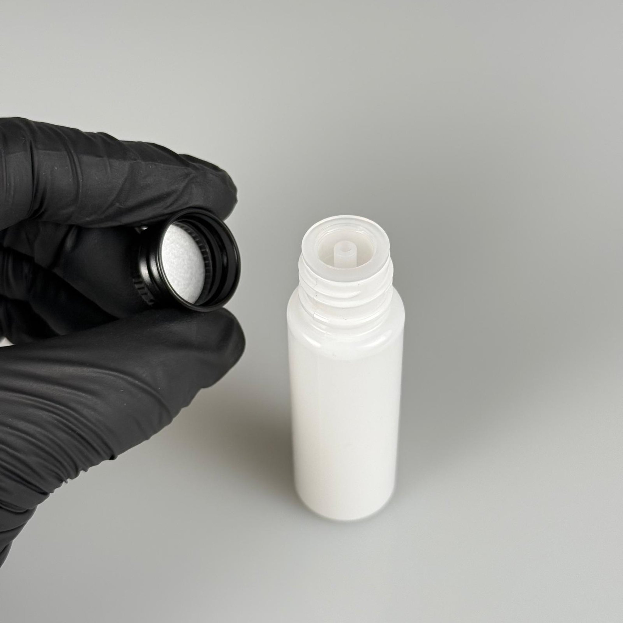 20 CC BEYAZ PET SHOT ŞİŞE - KÖPÜK CONTALI SİYAH ALÜMİNYUM METAL KAPAKLI + DAMLALIKLI KOLONYA TIPALI TAKIM - 20 ML PLASTİK ŞİŞE