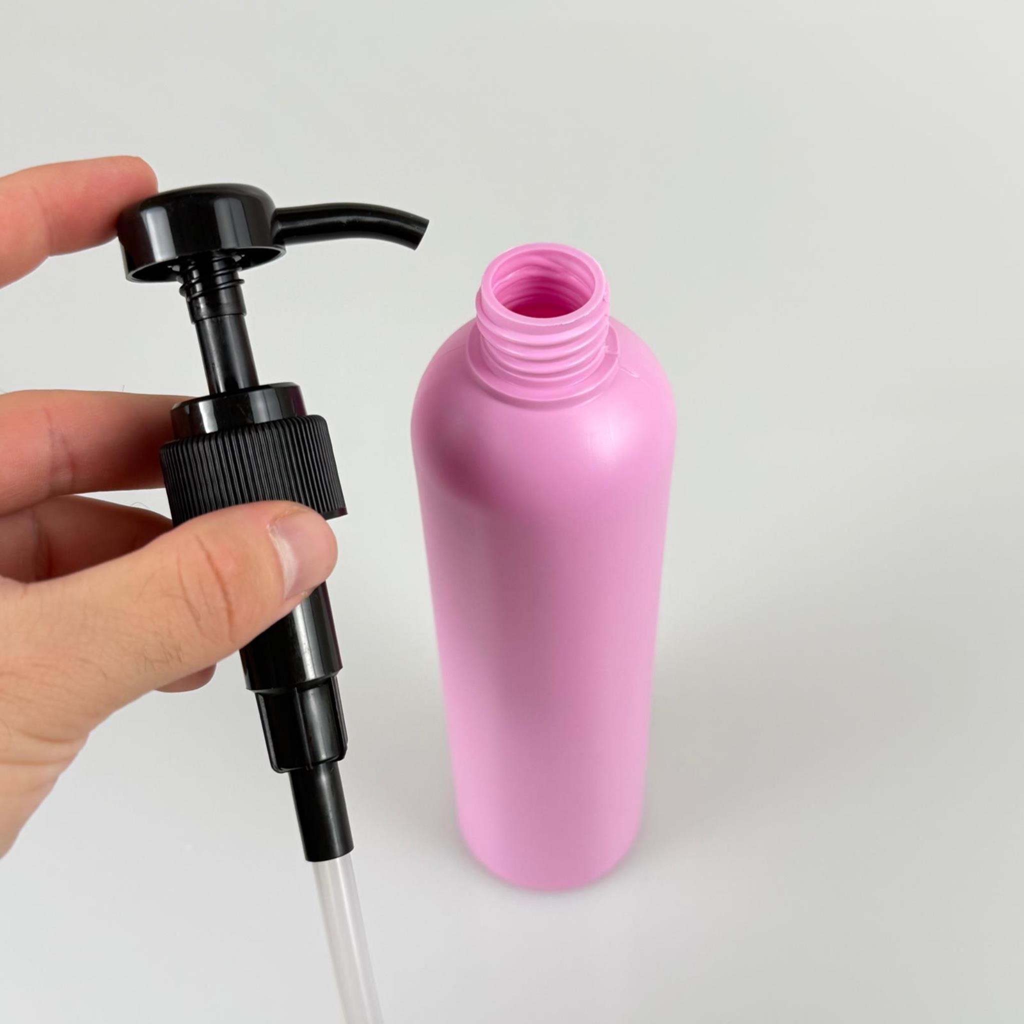 500 CC POLİETİLEN PEMBE MODEL ŞİŞE - SİYAH DOZAJ POMPALI (HER BASMADA 4 CC SIVI ATAR) - 0,5 LT POMPALI ŞİŞE - ŞURUP, ŞAMPUAN, KREM GİBİ YOĞUN KIVAMLI SIVILARDA KULLANILIR