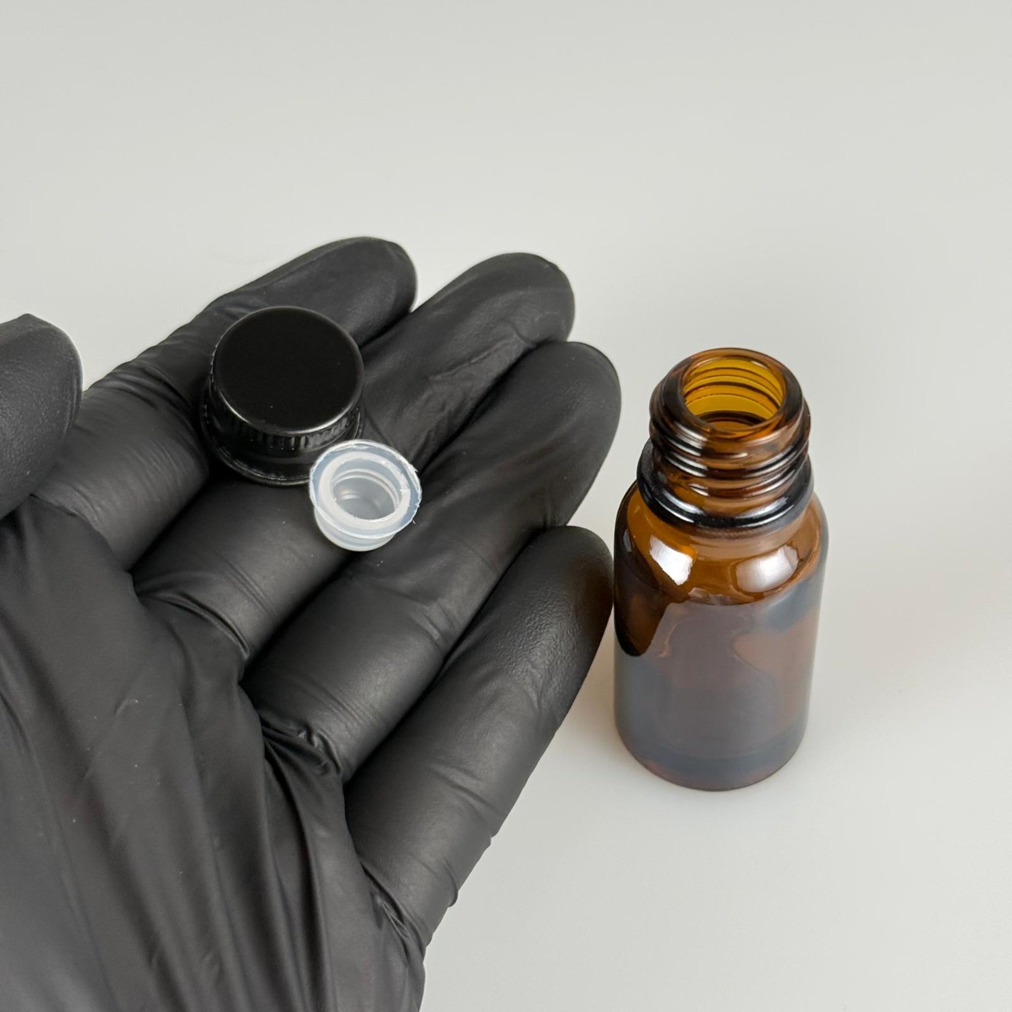 10 CC AMBER CAM ŞİŞE + KÖPÜK CONTALI SİYAH ALÜMİNYUM METAL KAPAKLI + KÖR TIPALI TAKIM - 10 ML KAHVERENGİ CAM ŞİŞE