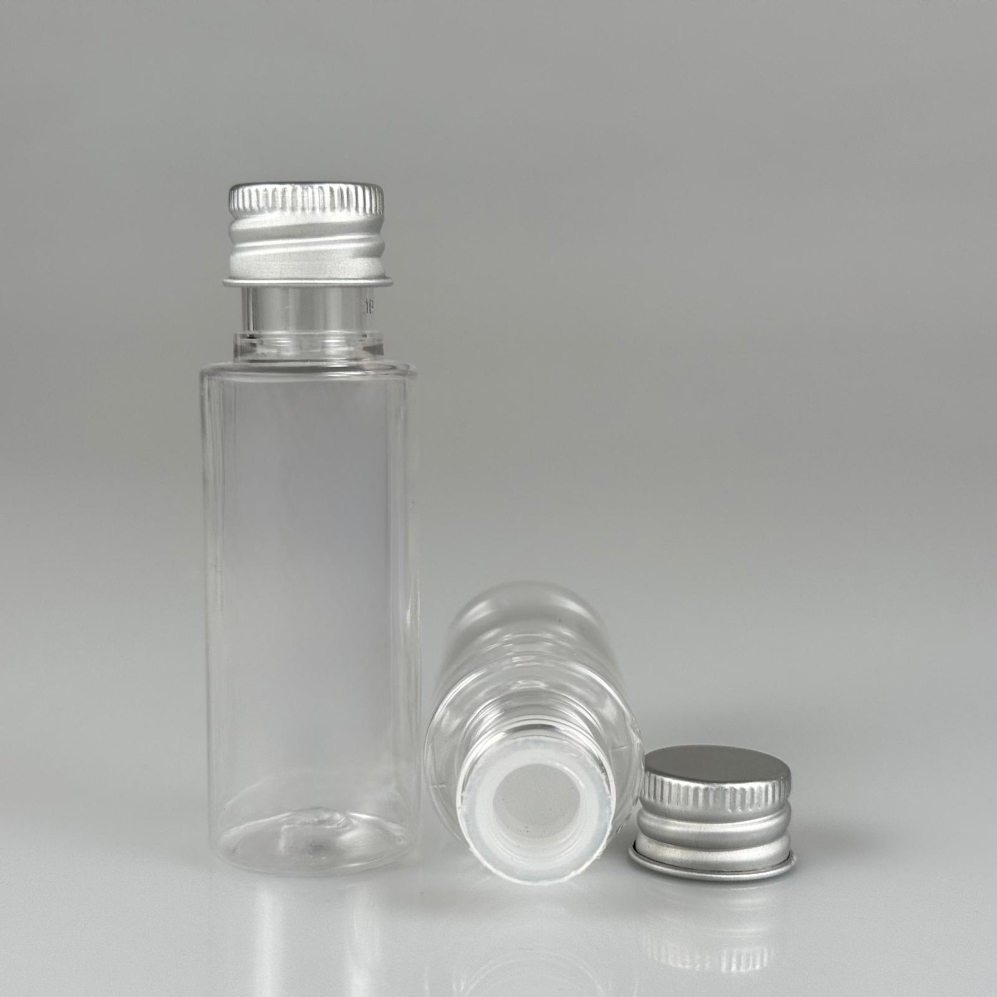 30 CC ŞEFFAF SİLİNDİR UZUN MODEL PET ŞİŞE + KÖPÜK CONTALI GÜMÜŞ ALÜMİNYUM METAL KAPAKLI + KÖR TIPALI TAKIM - 30 ML PLASTİK ŞİŞE