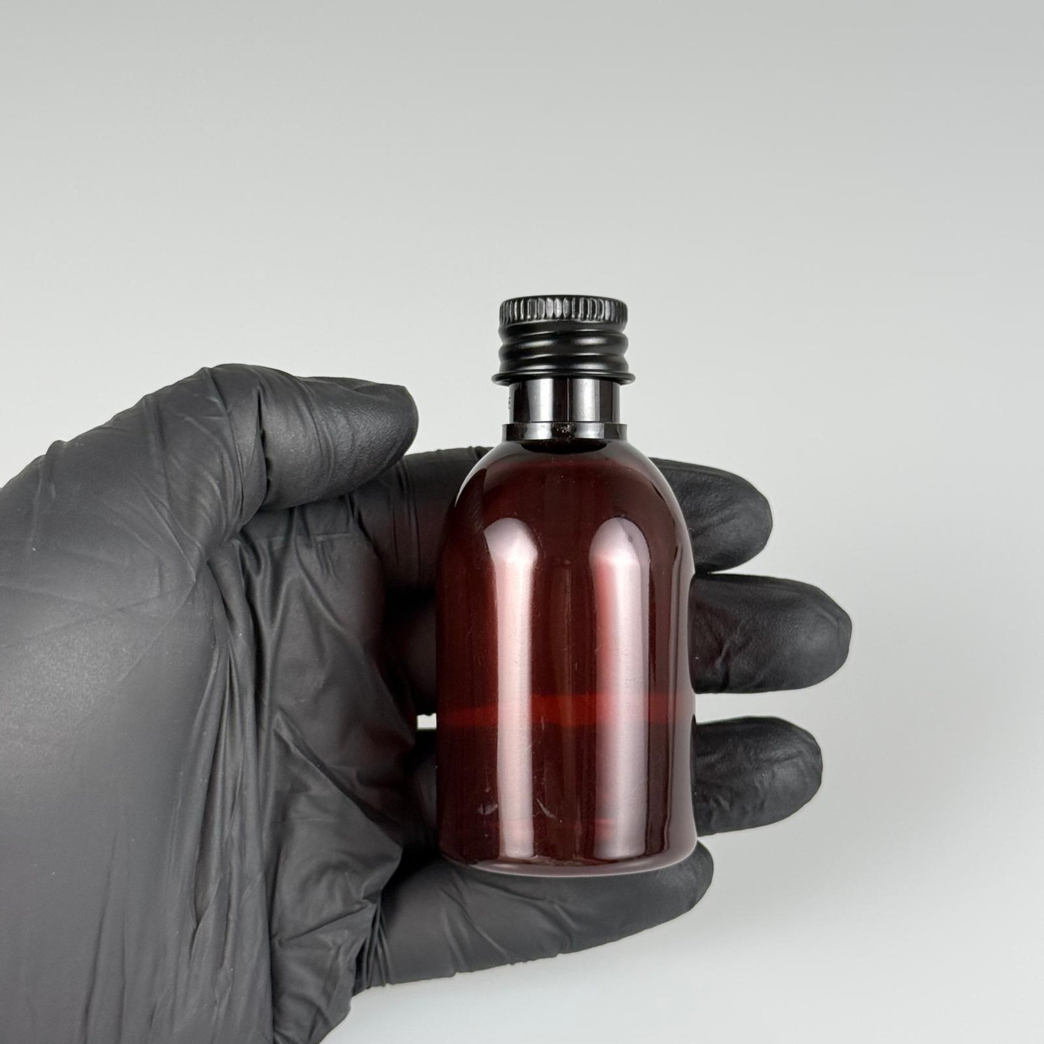 50  CC AMBER PET ŞİŞE + KÖPÜK CONTALI SİYAH ALÜMİNYUM METAL KAPAKLI + DAMLALIKLI KOLONYA TIPALI TAKIM - 50 ML KAHVERENGİ PLASTİK ŞİŞE
