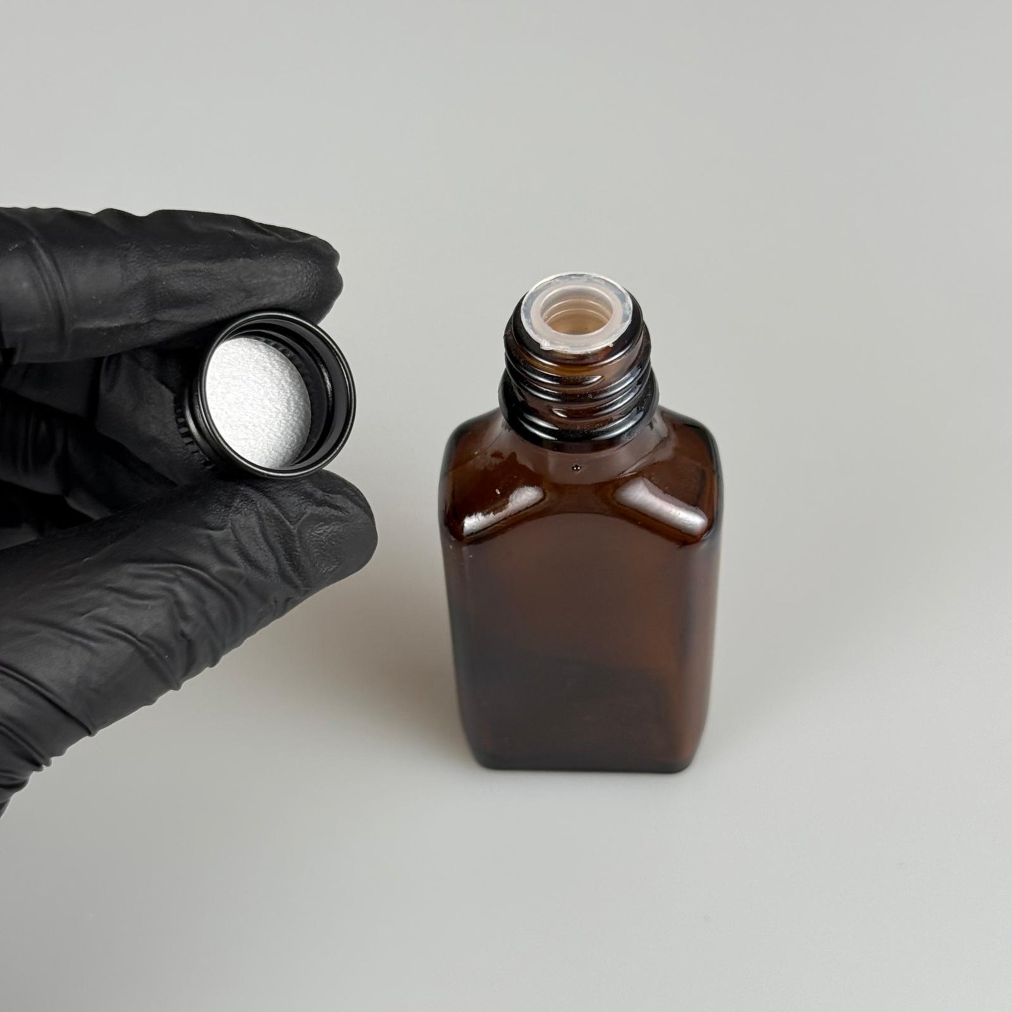 30 CC AMBER YASSI CAM ŞİŞE + SİYAH ALÜMİNYUM METAL KAPAKLI + KÖR TIPALI TAKIM - 30 ML KAHVERENGİ CAM ŞİŞE