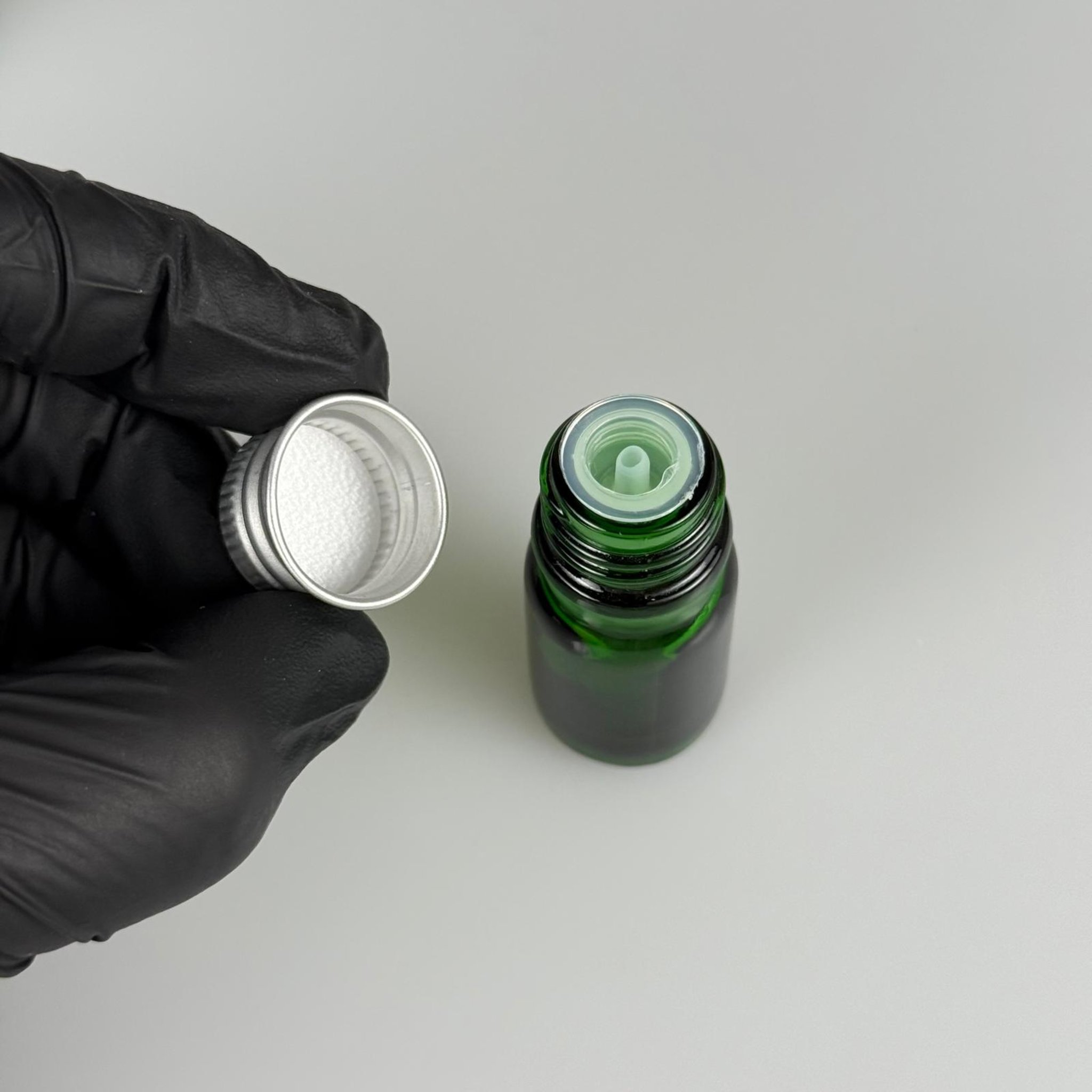 5 CC YEŞİL CAM ŞİŞE + KÖPÜK CONTALI GÜMÜŞ ALÜMİNYUM METAL KAPAKLI + DAMLALIKLI KOLONYA TIPALI TAKIM - 5 ML YEŞİL CAM ŞİŞE