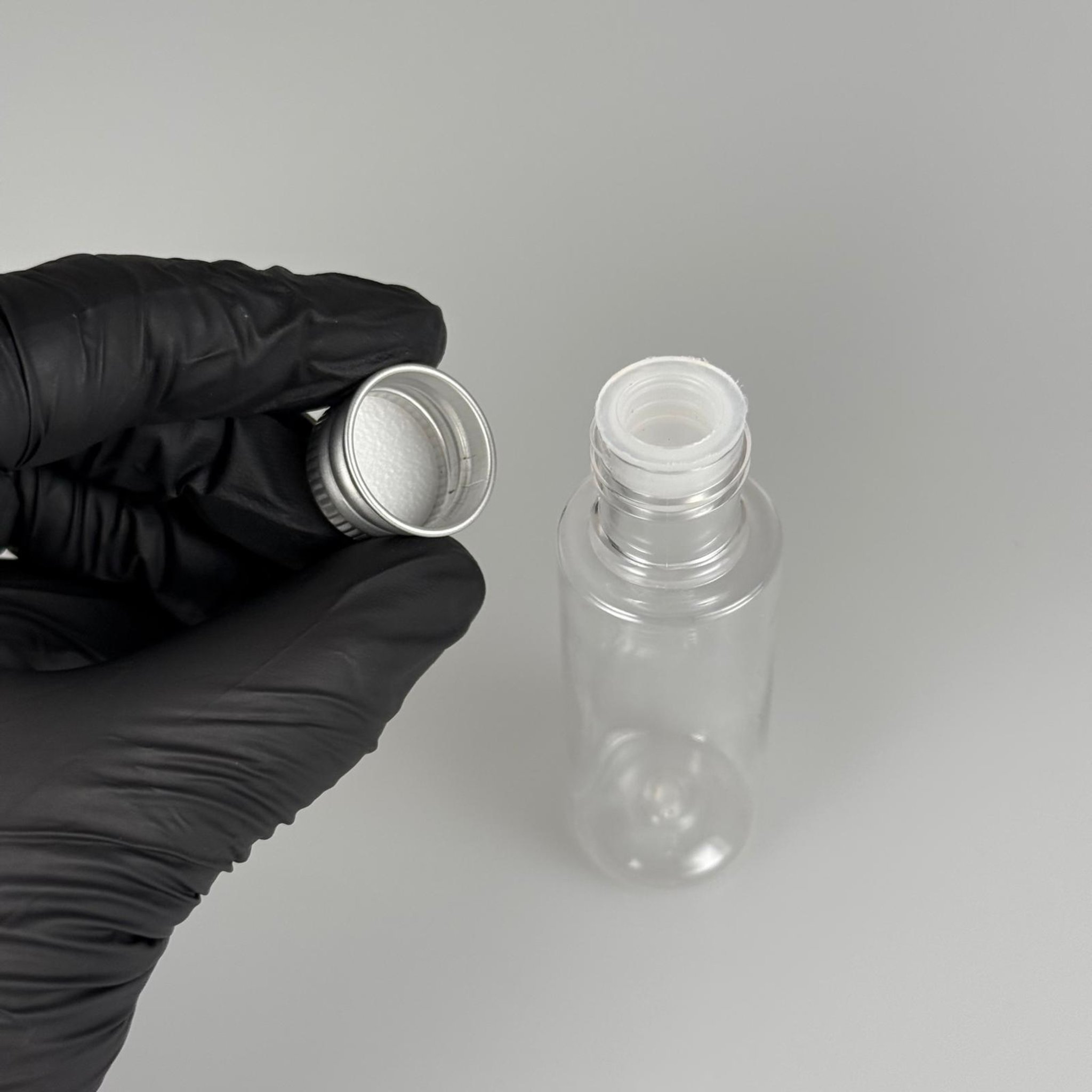 30 CC ŞEFFAF SİLİNDİR UZUN MODEL PET ŞİŞE + KÖPÜK CONTALI GÜMÜŞ ALÜMİNYUM METAL KAPAKLI + KÖR TIPALI TAKIM - 30 ML PLASTİK ŞİŞE