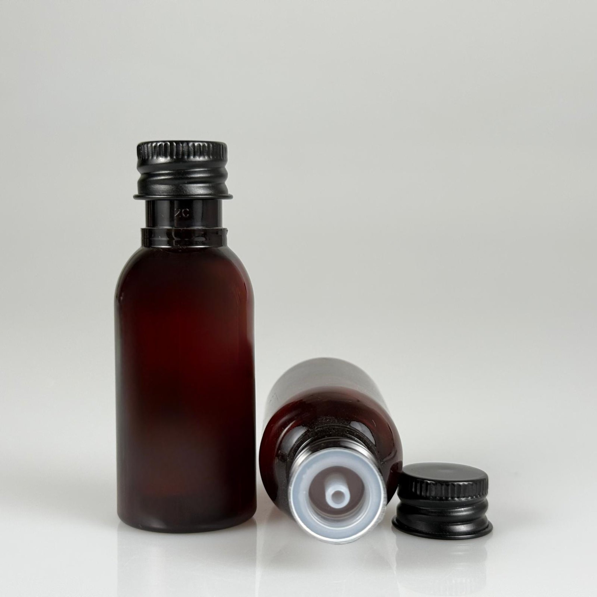 35 CC AMBER PET ŞİŞE - KÖPÜK CONTALI SİYAH ALÜMİNYUM METAL KAPAKLI + DAMLALIKLI KOLONYA TIPALI TAKIM - 35 ML KAHVERENGİ PET ŞİŞE