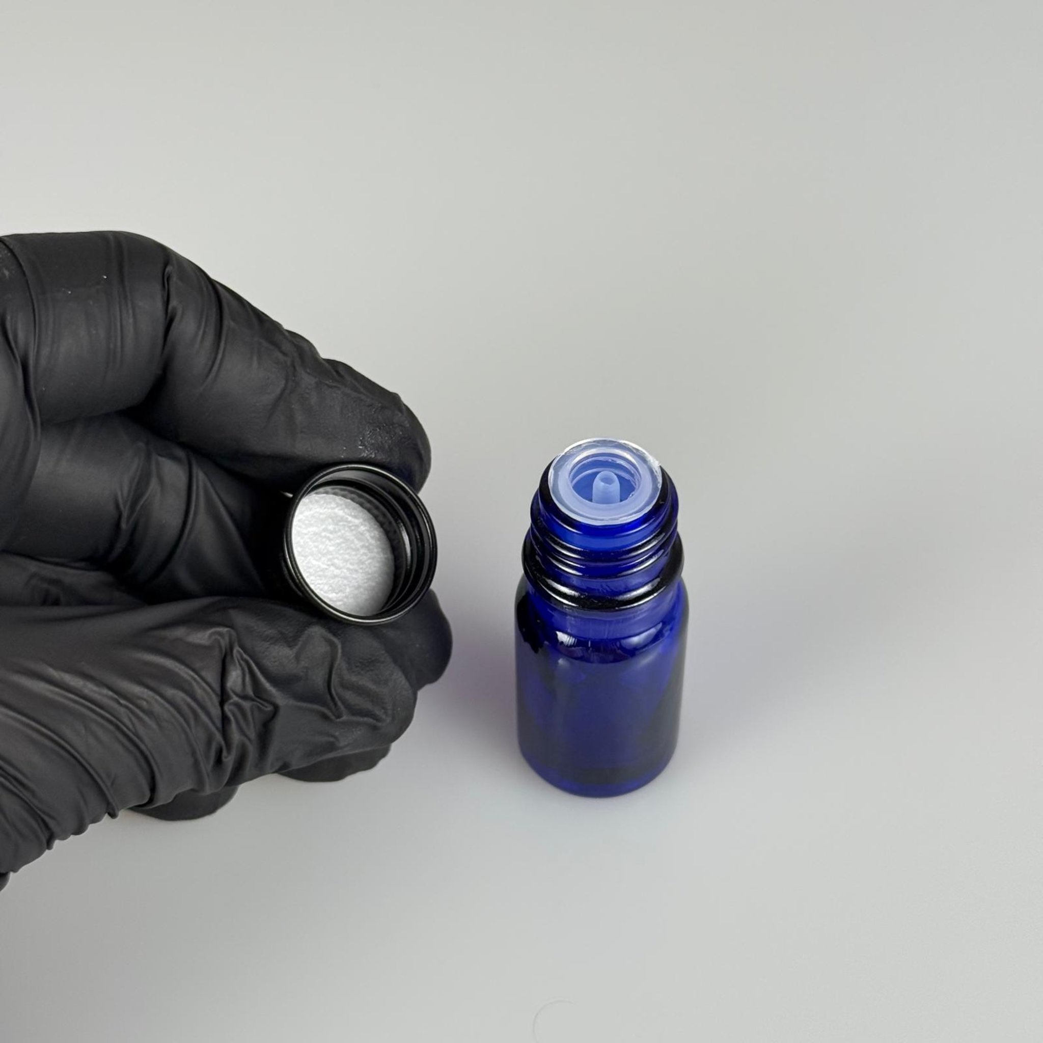 5 CC MAVİ CAM ŞİŞE + KÖPÜK CONTALI SİYAH ALÜMİNYUM METAL KAPAKLI + DAMLALIKLI KOLONYA TIPALI TAKIM -  5 ML MAVİ CAM ŞİŞE