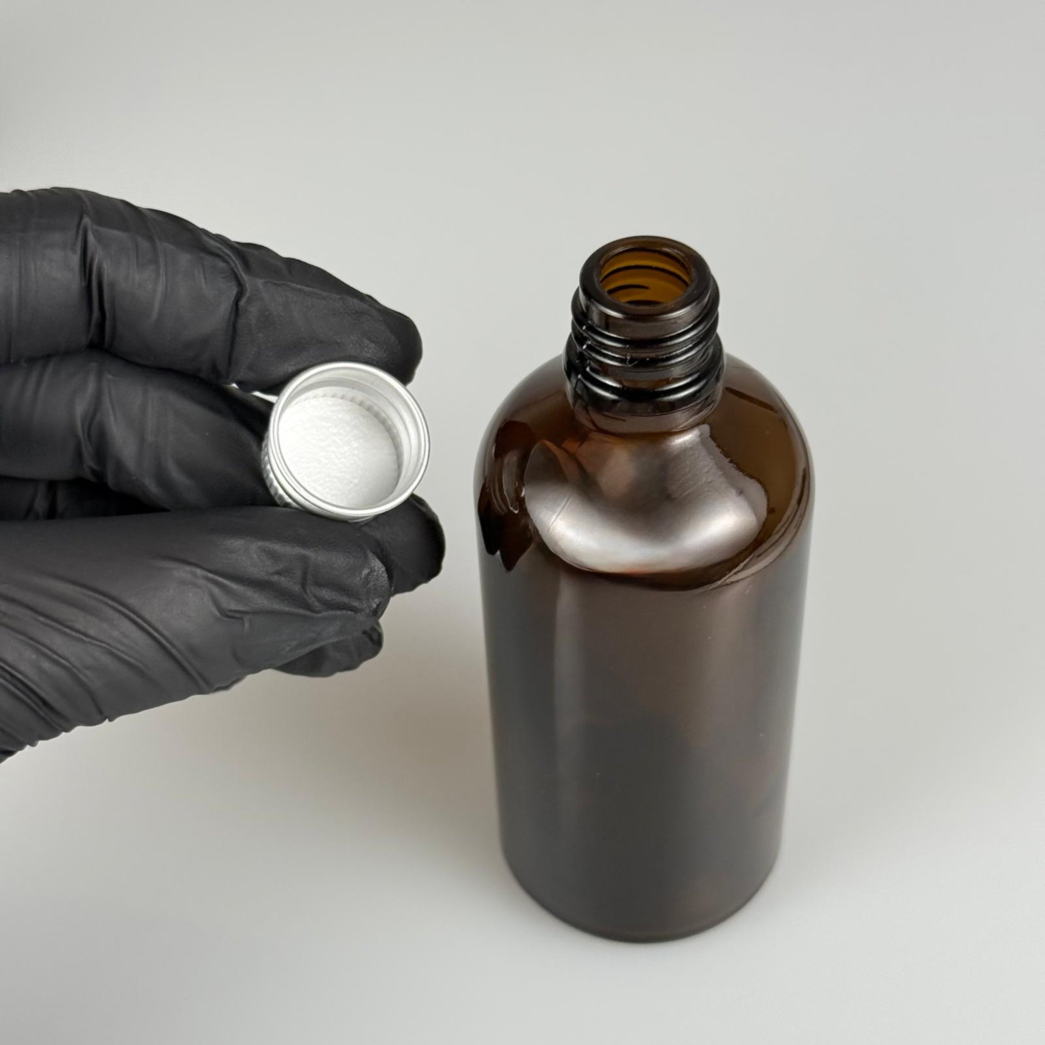 100 CC AMBER CAM ŞİŞE + KÖPÜK CONTALI GÜMÜŞ ALÜMİNYUM METAL KAPAKLI TAKIM - 100 ML KAHVERENGİ CAM ŞİŞE