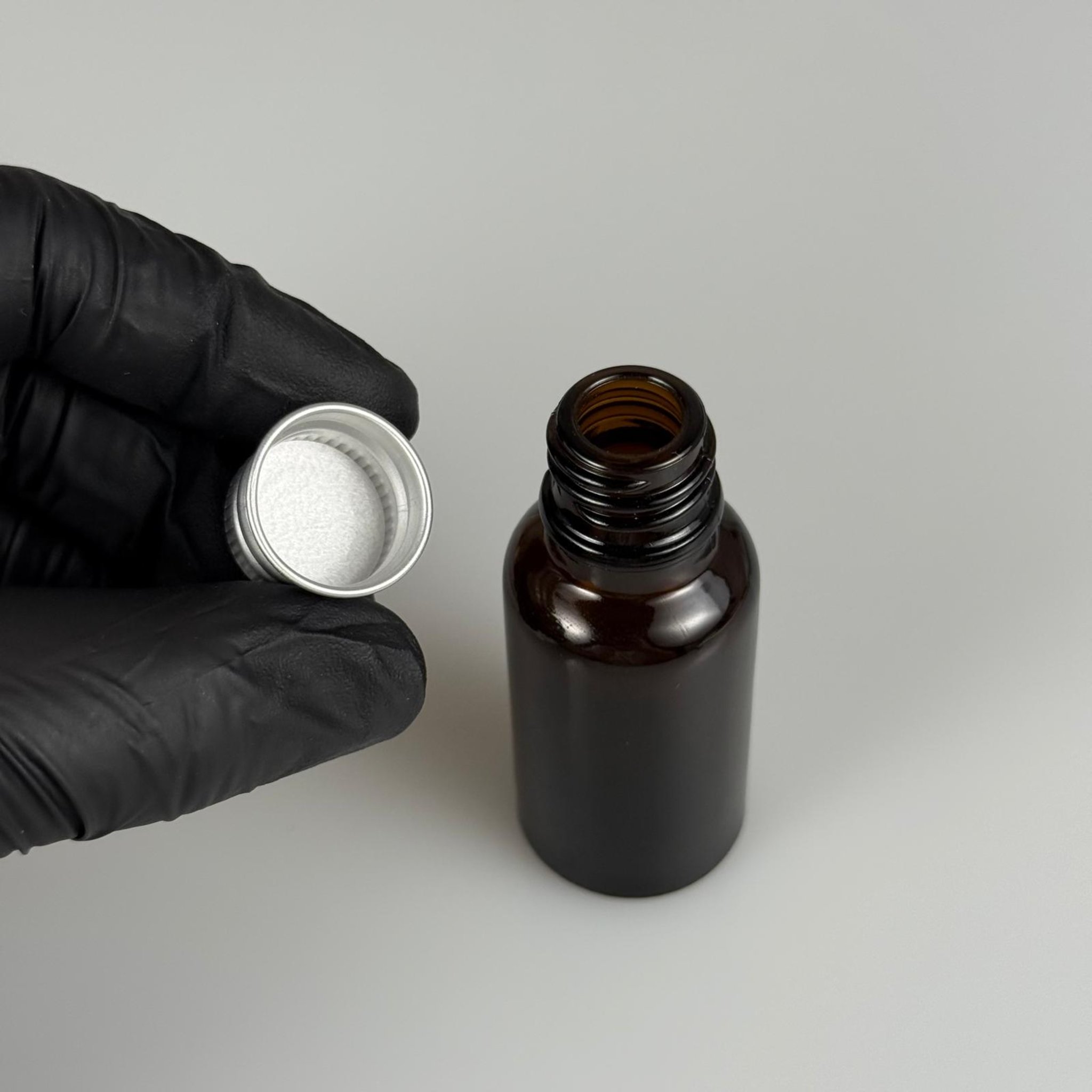 20 CC AMBER CAM ŞİŞE + KÖPÜK CONTALI GÜMÜŞ ALÜMİNYUM METAL KAPAKLI TAKIM - 20 ML KAHVERENGİ CAM ŞİŞE